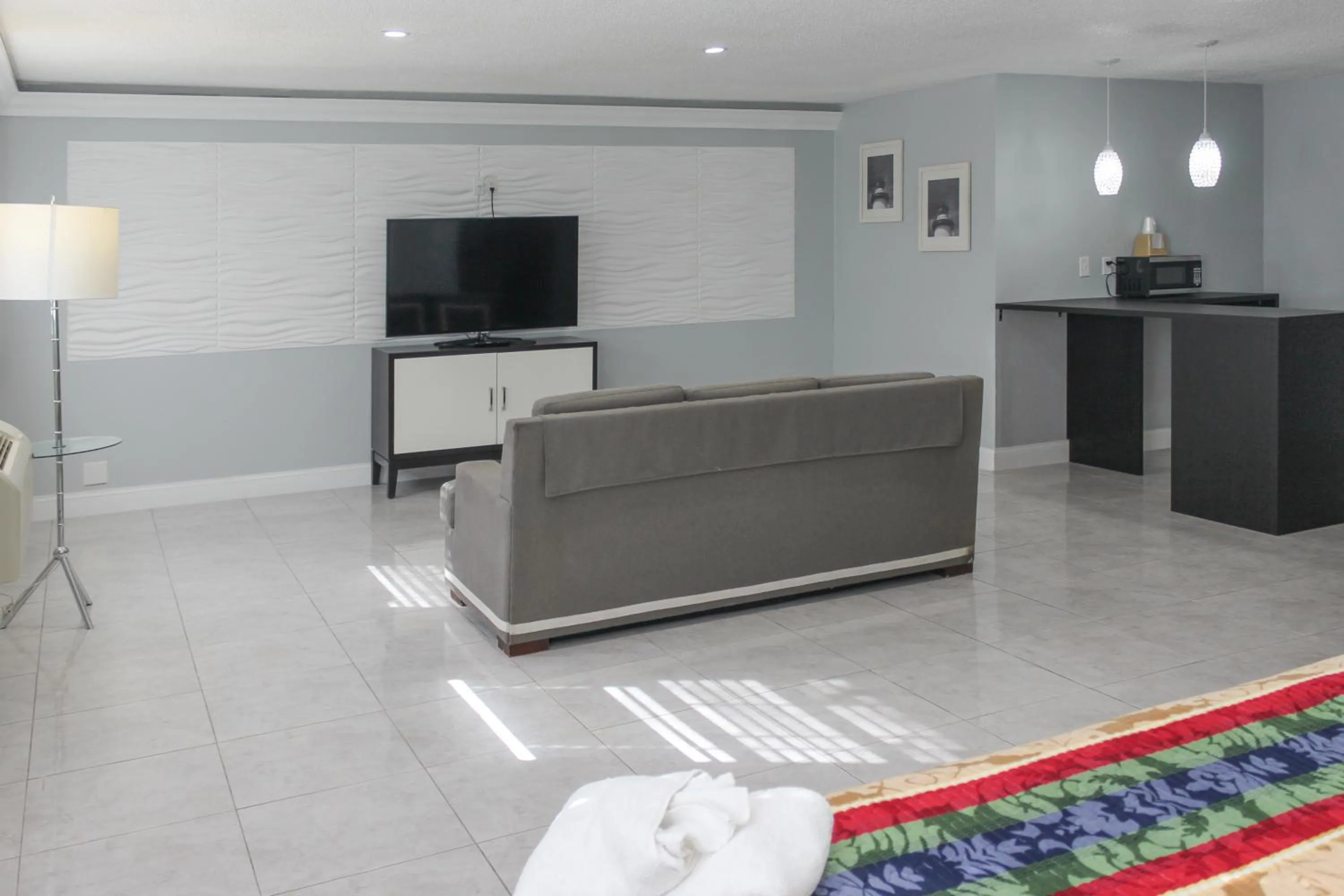 TV and multimedia, TV/Entertainment Center in APM Inn & Suites - Jacksonville