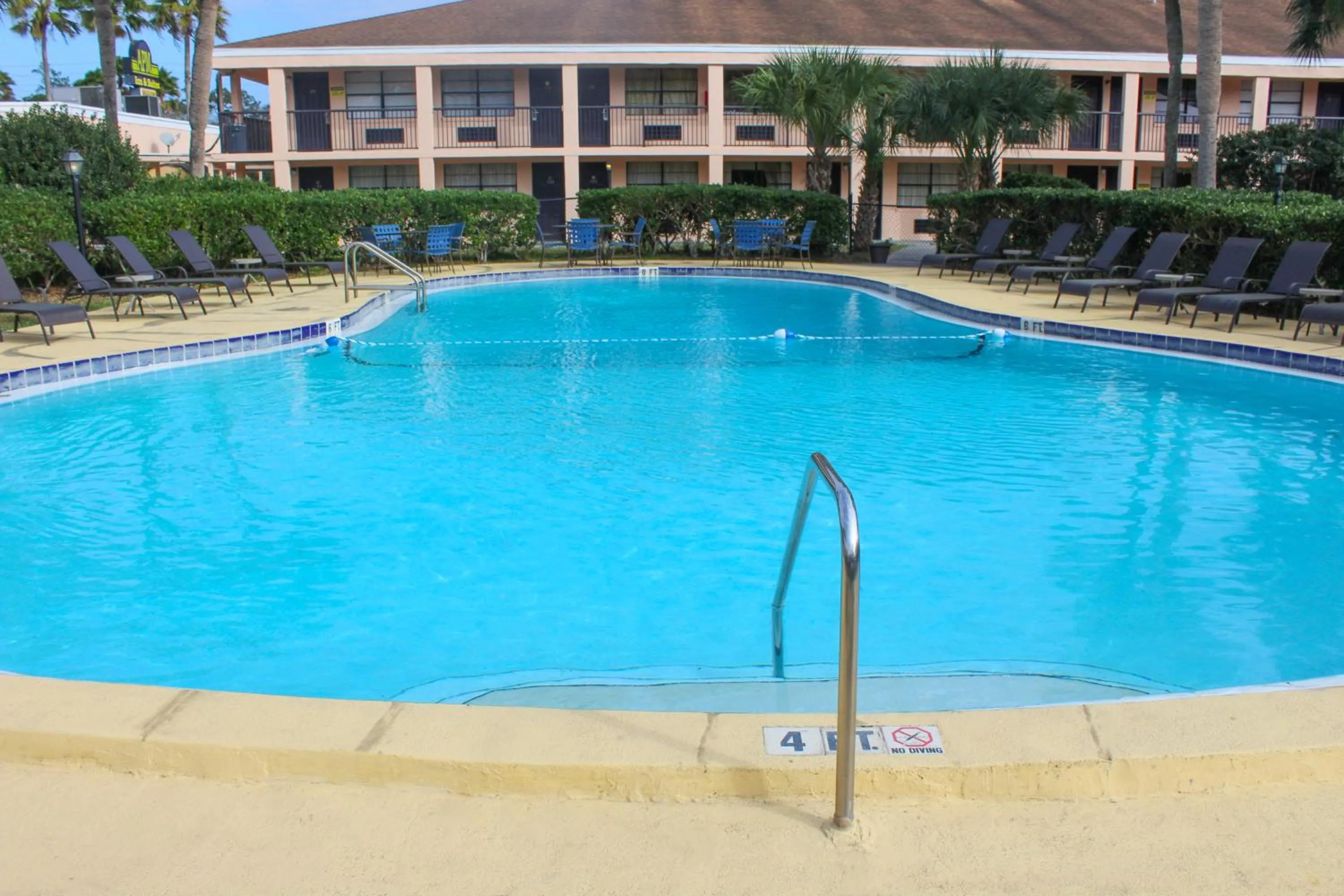 Swimming Pool in APM Inn & Suites - Jacksonville