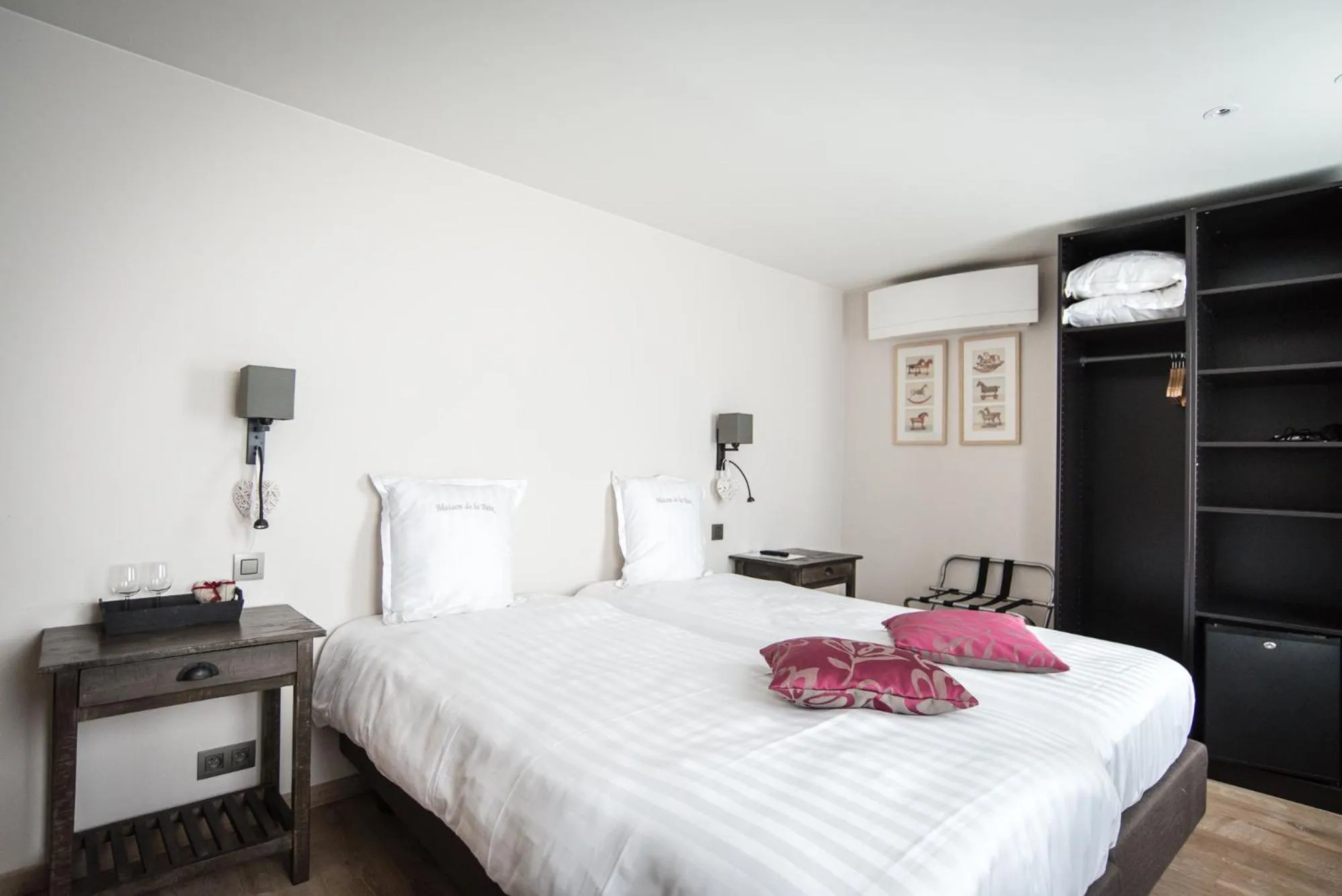 Bedroom, Bed in Maison de la Paix