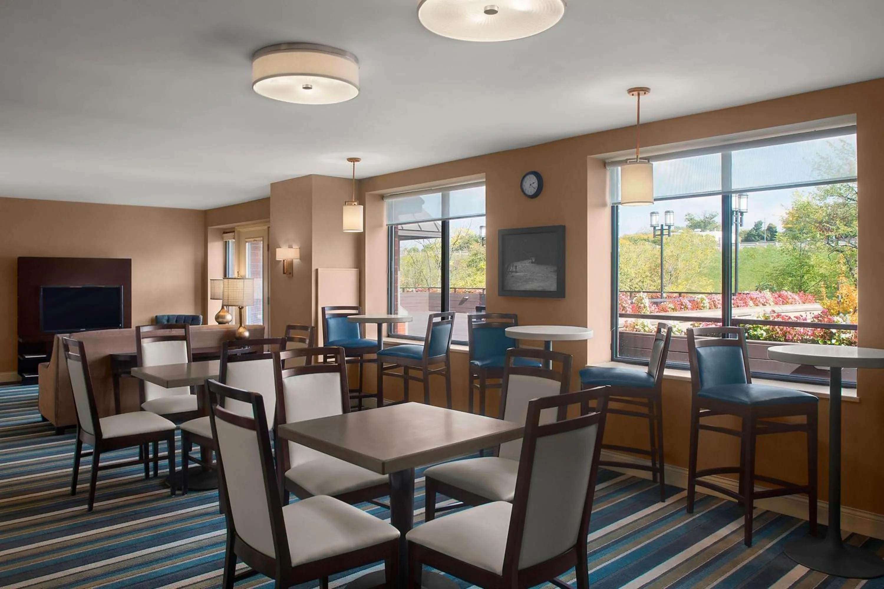 Lounge or bar in Sheraton Suites Akron Cuyahoga Falls