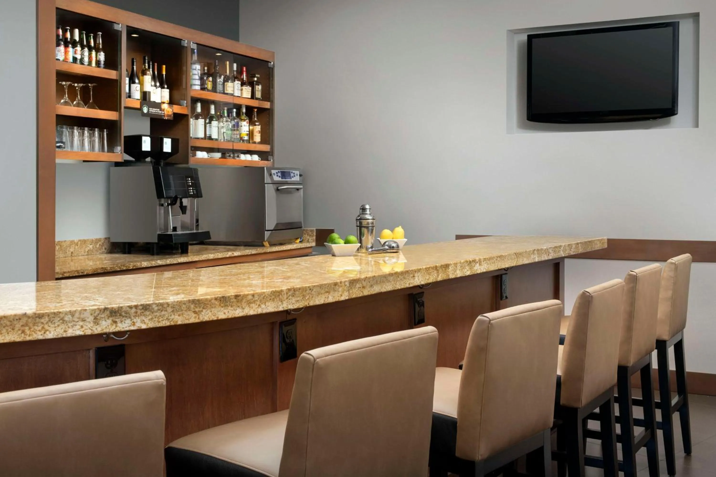 Lounge or bar in Hyatt Place Sugar Land