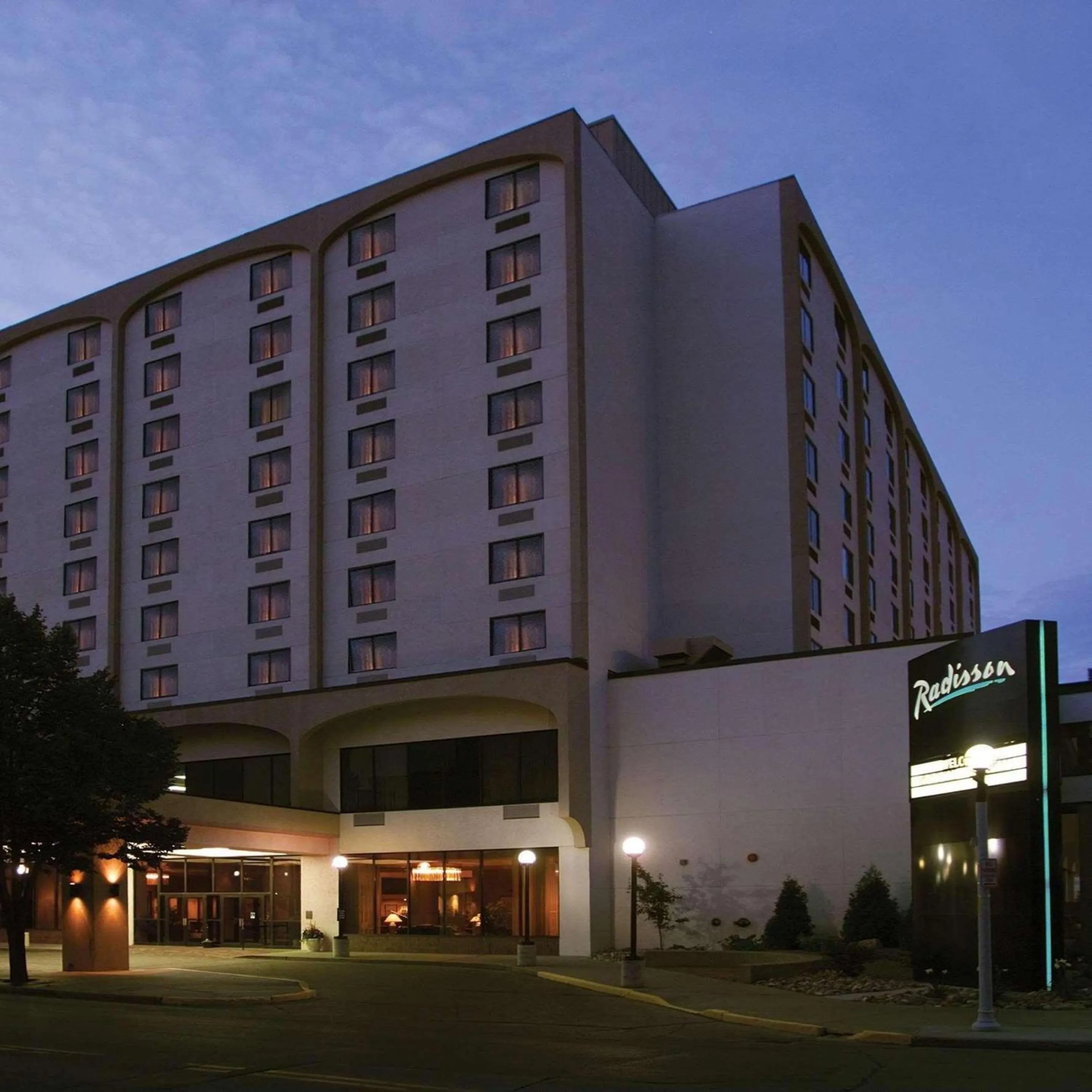 Property building in Radisson Hotel Bismarck