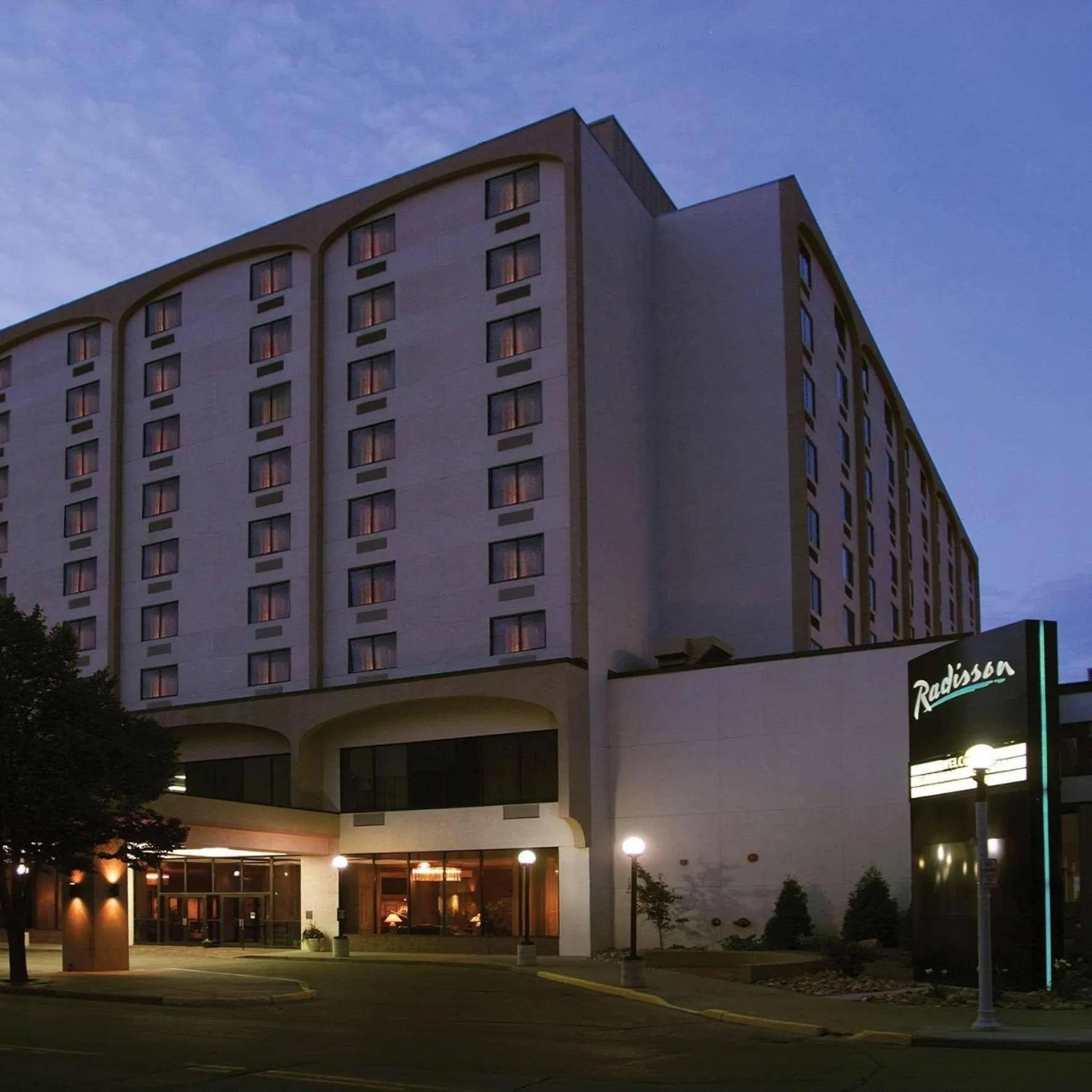 Property building in Radisson Hotel Bismarck