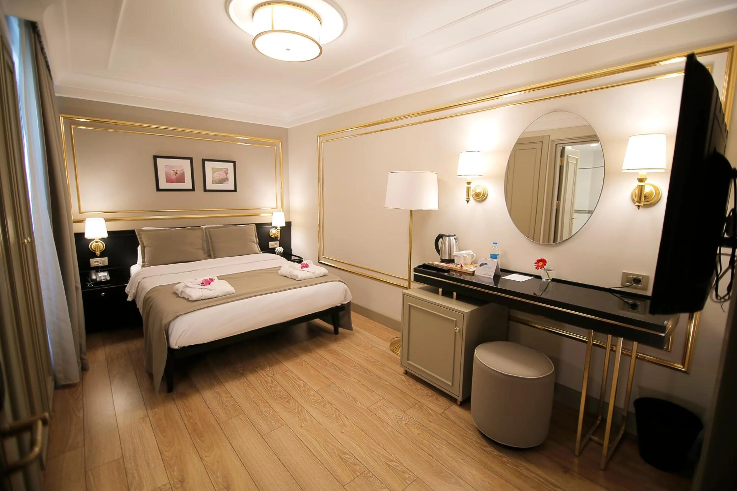 Photo of the whole room, Bed in Reo Hotel