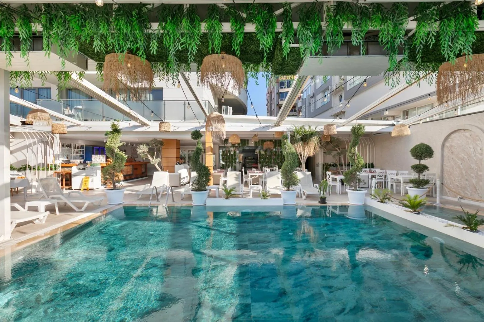 Swimming pool in Reo Hotel