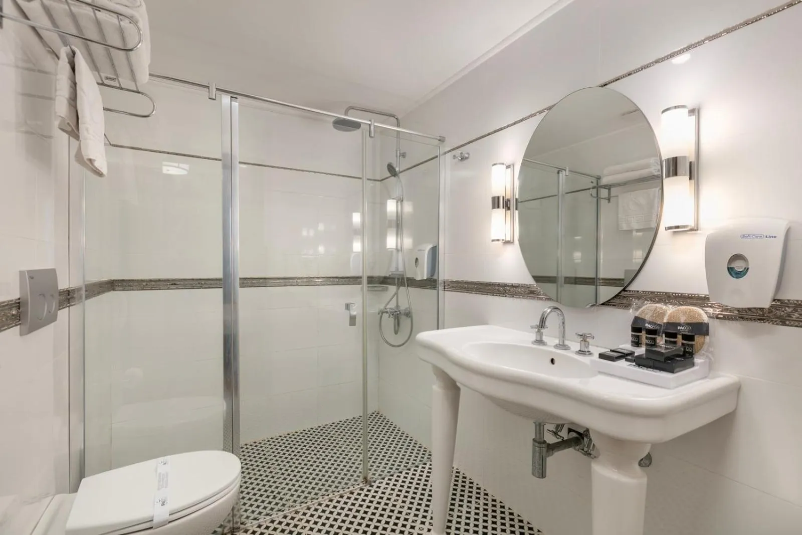 Bathroom in Reo Hotel