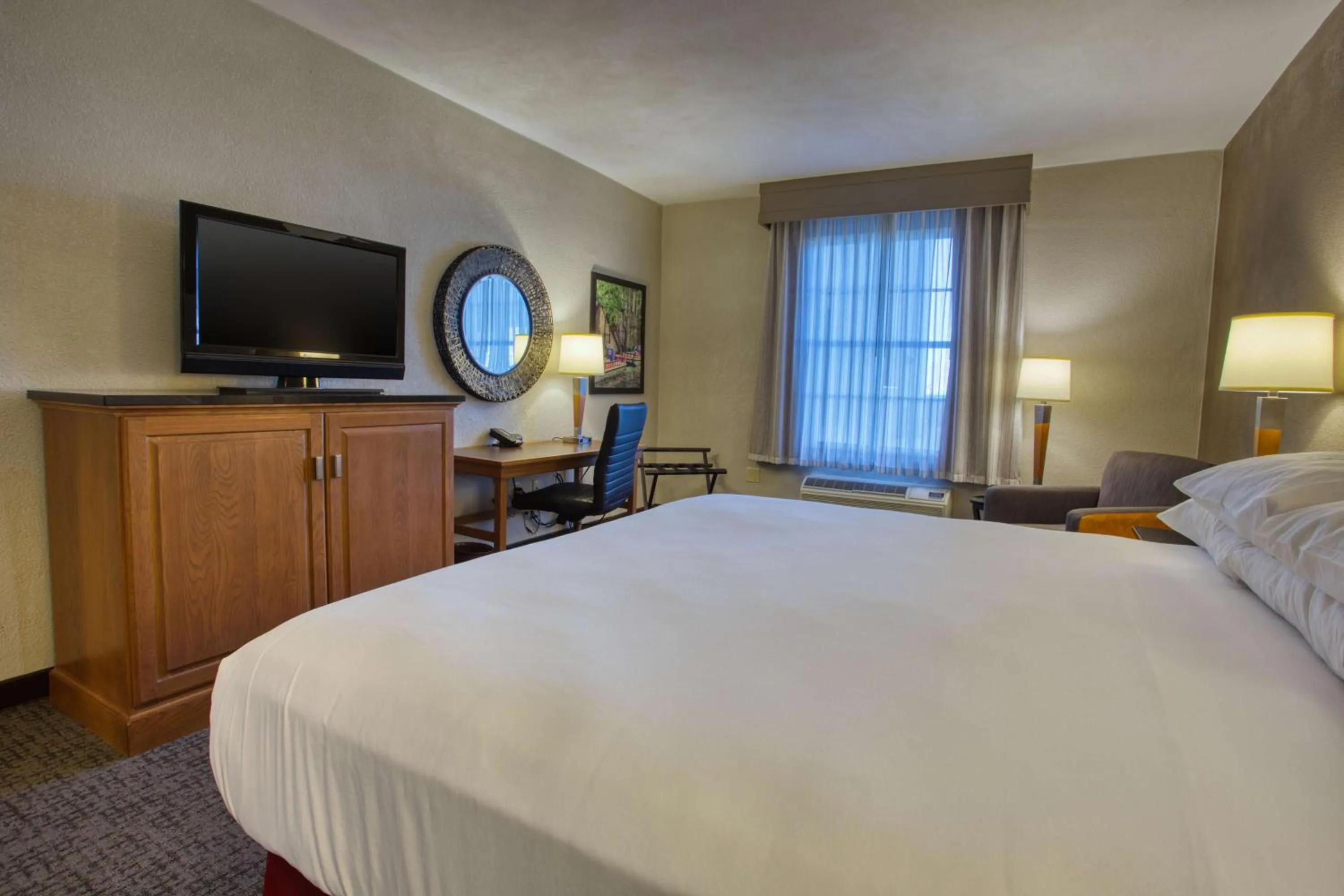 Photo of the whole room, Bed in Drury Inn & Suites San Antonio Near La Cantera
