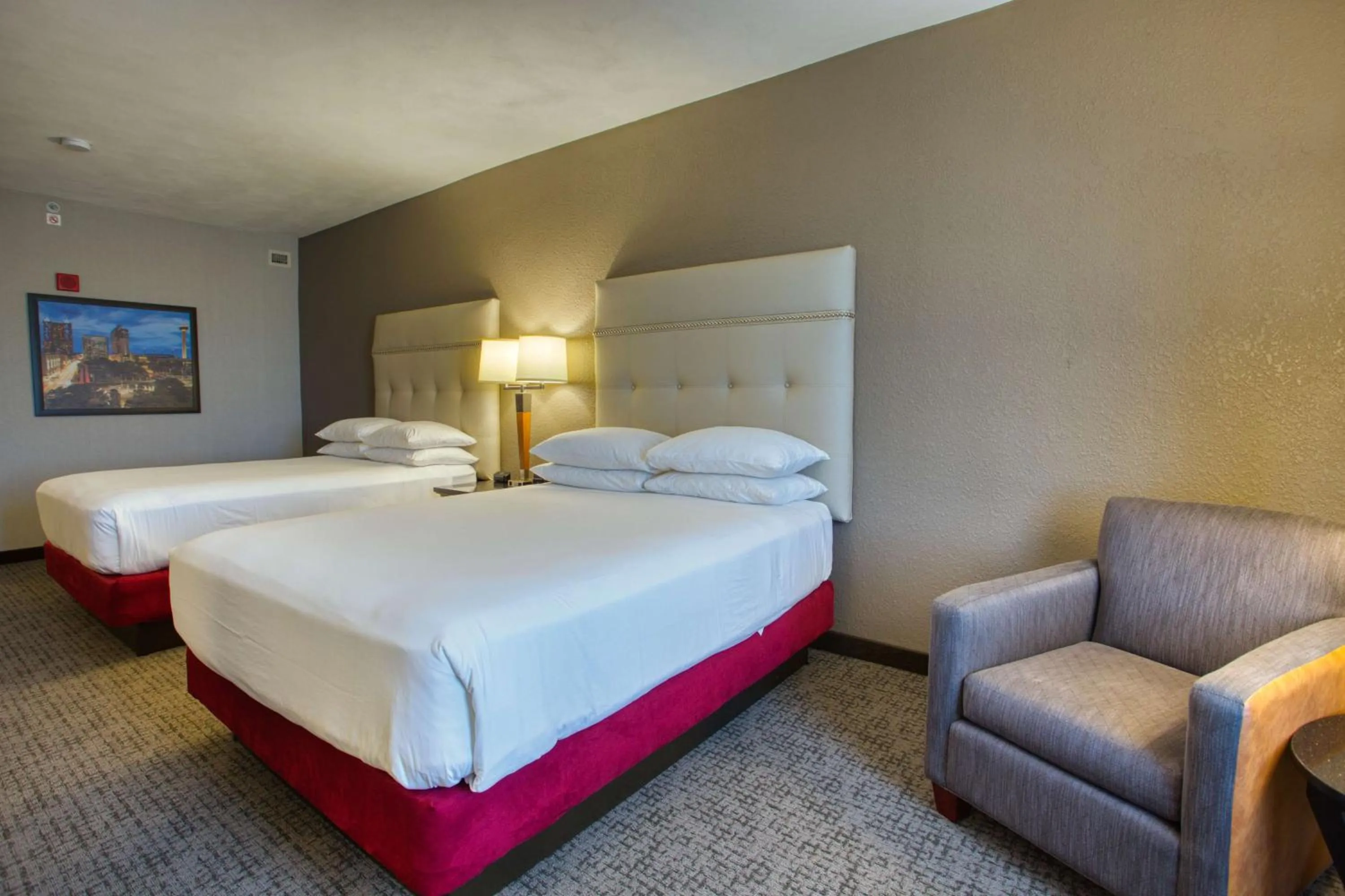 Photo of the whole room, Bed in Drury Inn & Suites San Antonio Near La Cantera