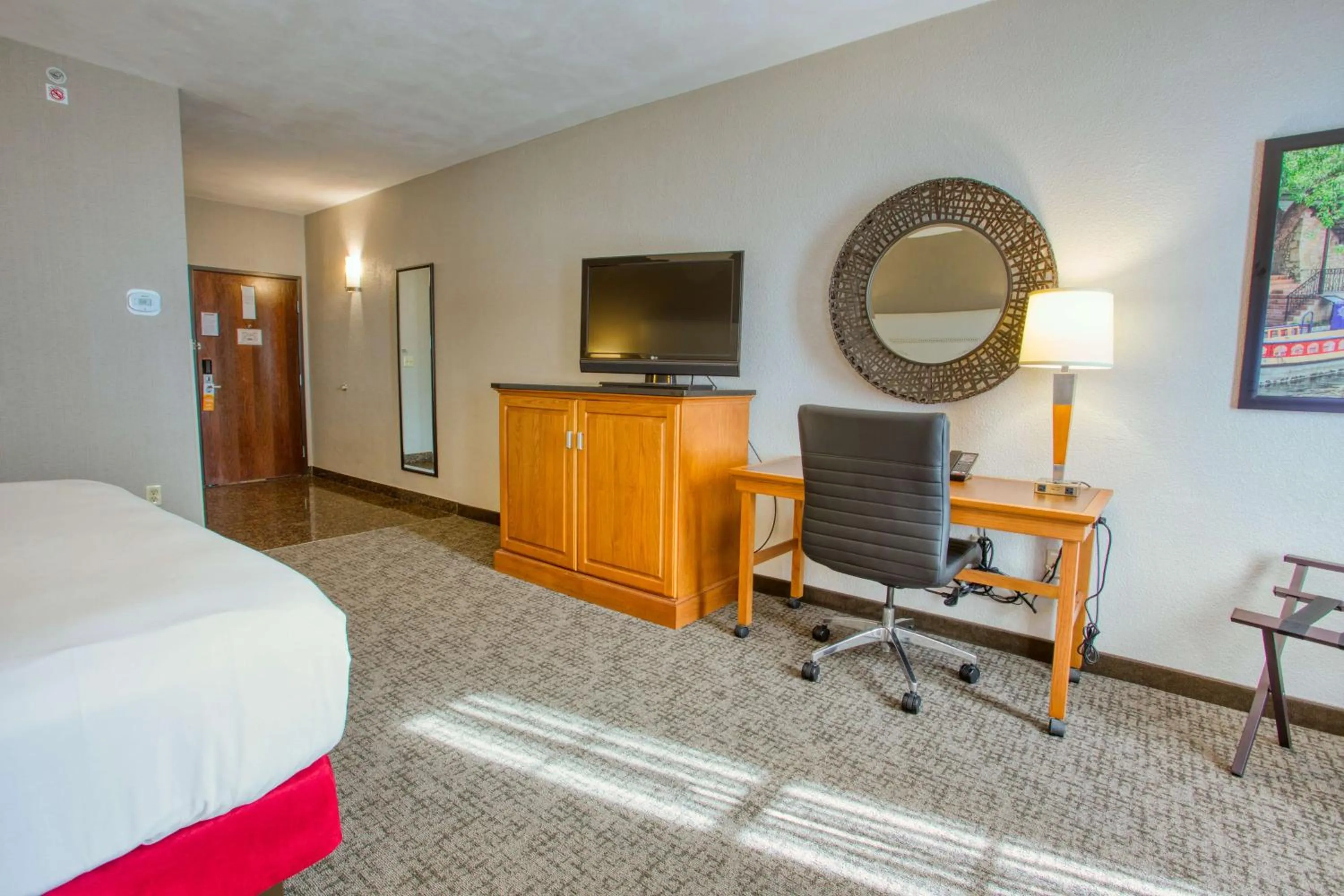 Photo of the whole room, Bed in Drury Inn & Suites San Antonio Near La Cantera