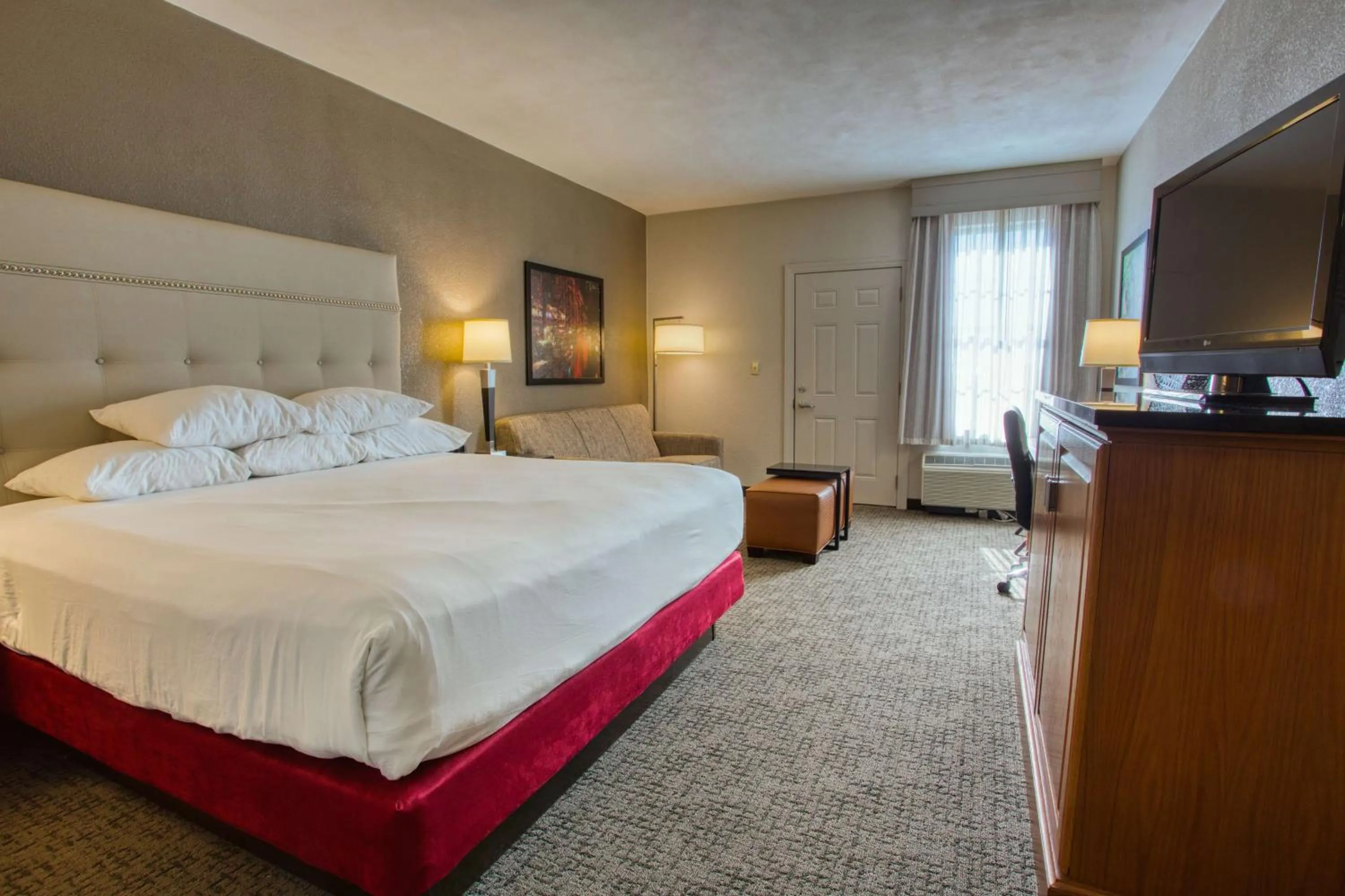 Photo of the whole room, Bed in Drury Inn & Suites San Antonio Near La Cantera