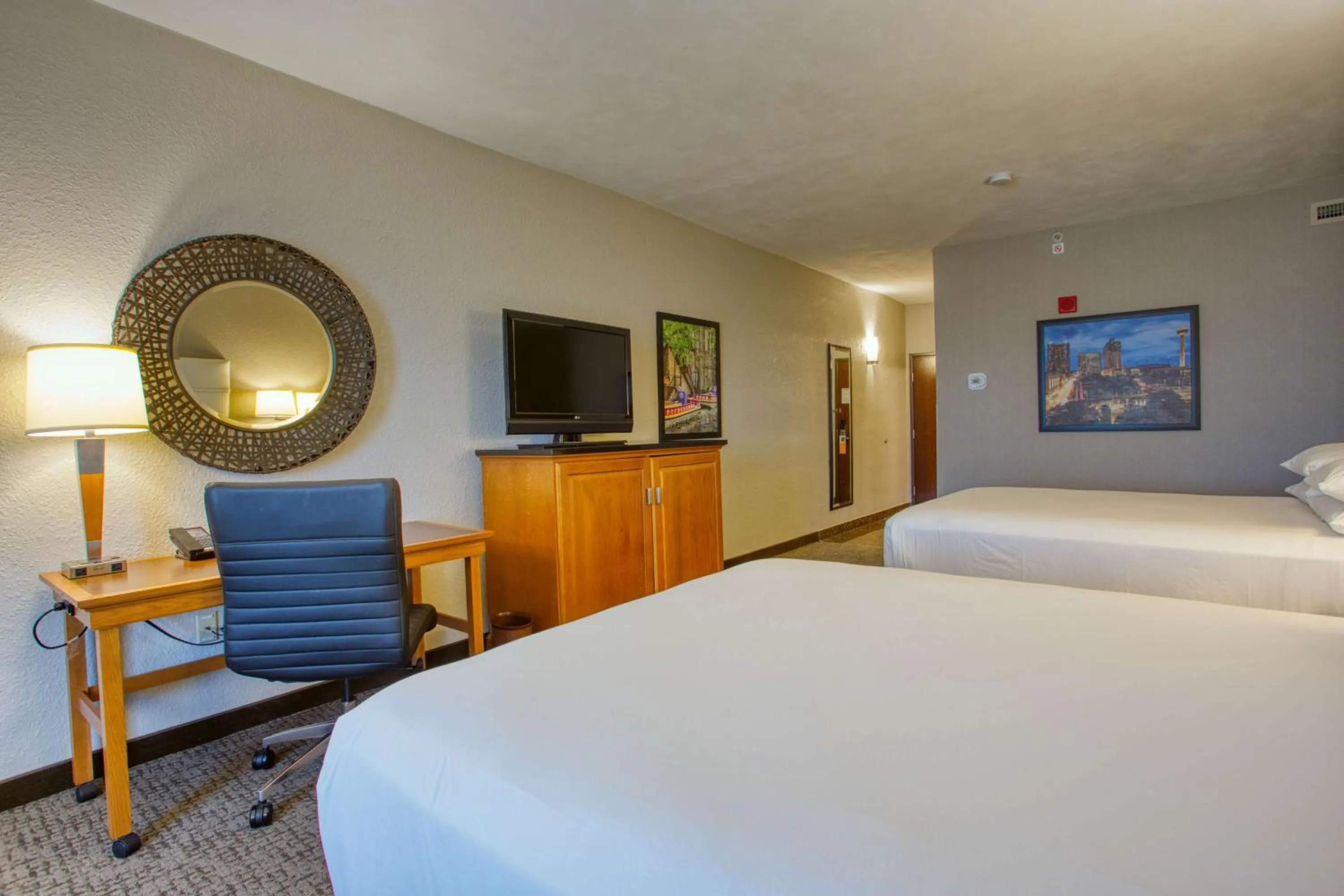 Photo of the whole room, Bed in Drury Inn & Suites San Antonio Near La Cantera