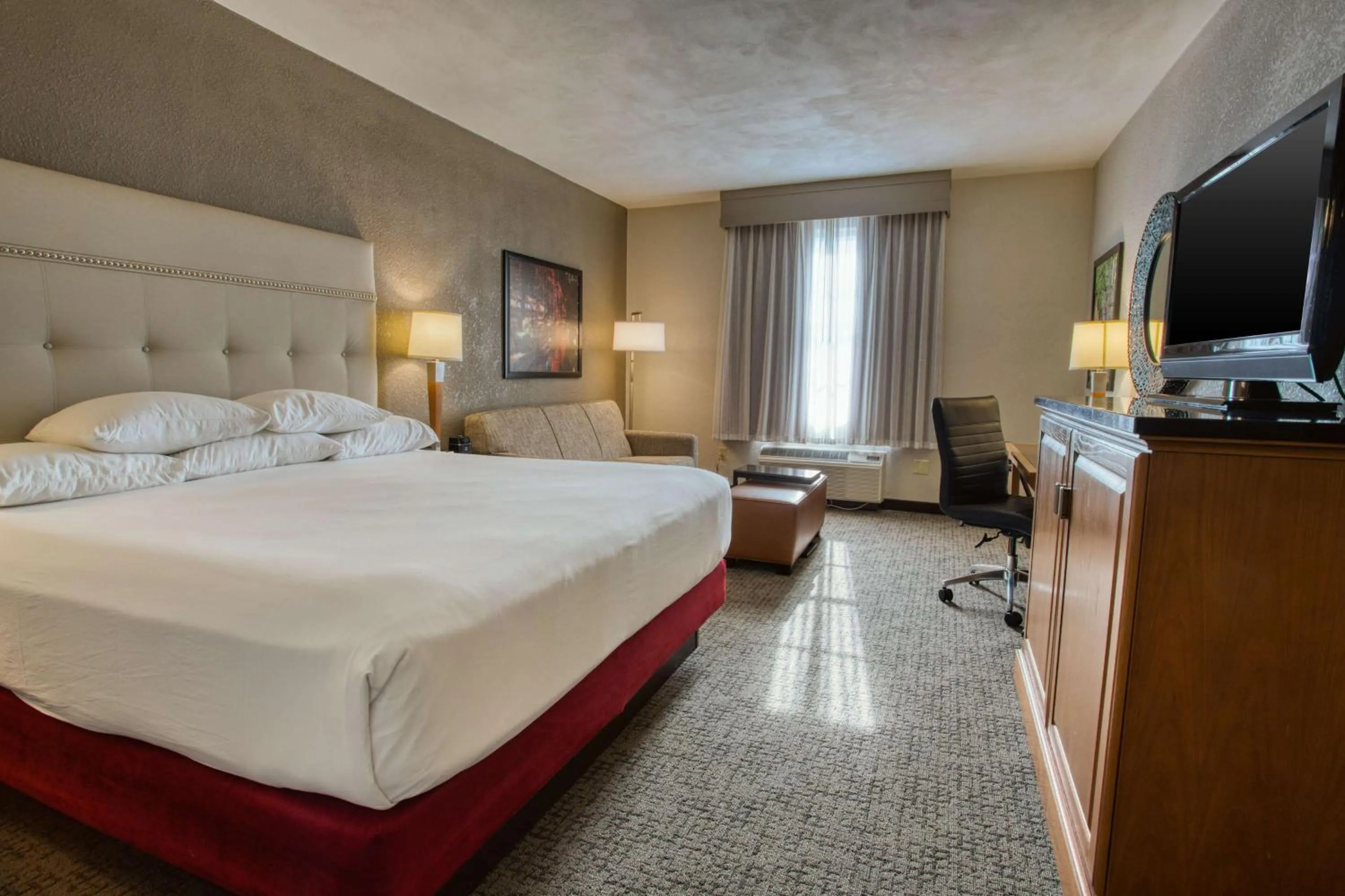 Photo of the whole room, Bed in Drury Inn & Suites San Antonio Near La Cantera