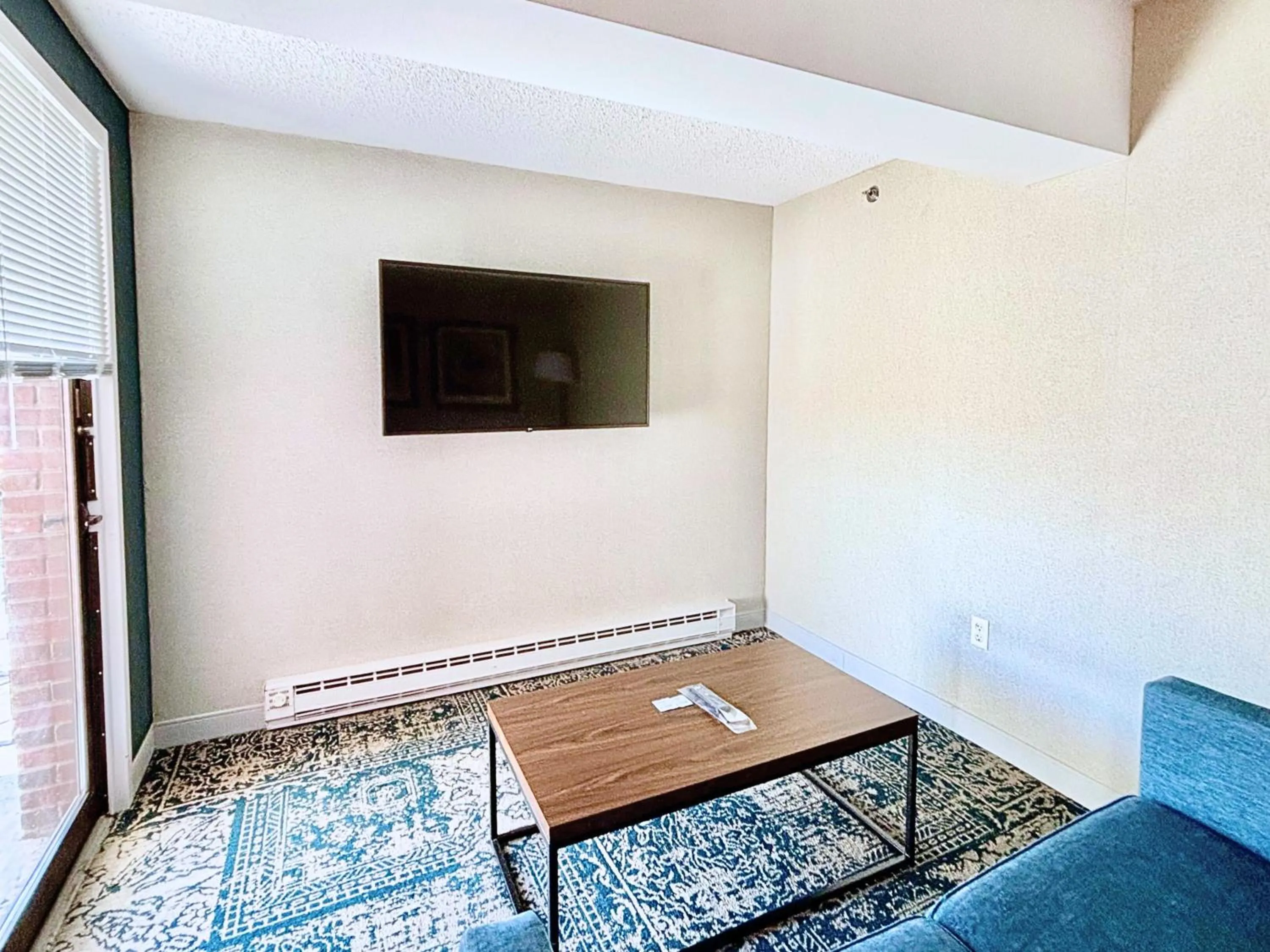 TV and multimedia, Bed in Four Points by Sheraton Norwood Conference Center