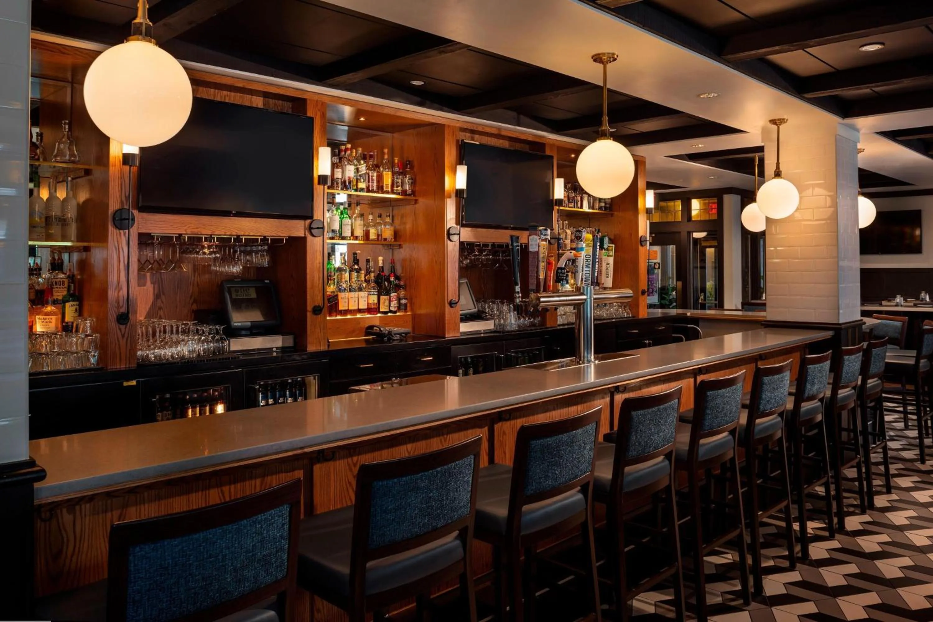 Lounge or bar in Four Points by Sheraton Norwood Conference Center