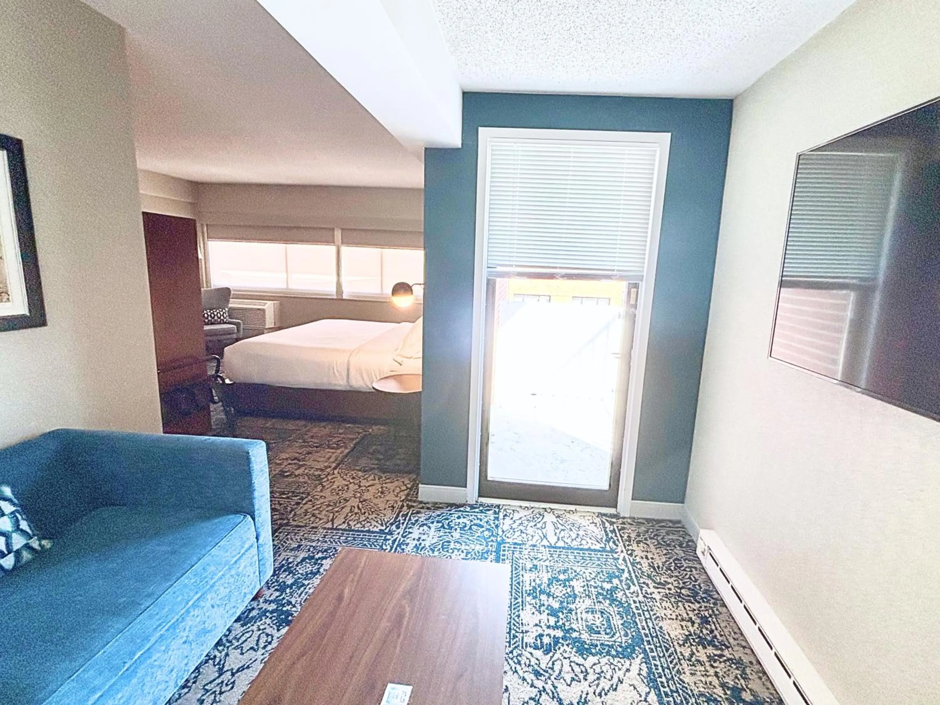 Photo of the whole room, Bed in Four Points by Sheraton Norwood Conference Center