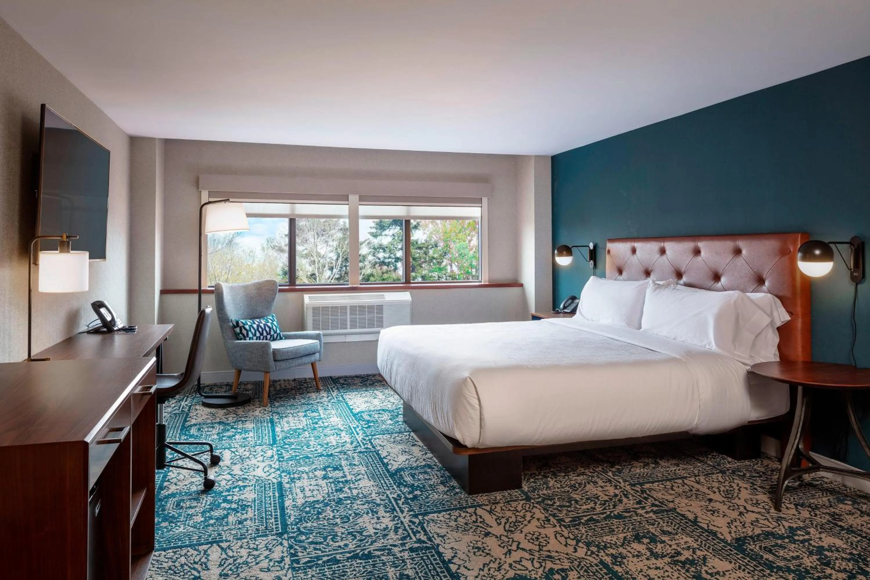 Photo of the whole room, Bed in Four Points by Sheraton Norwood Conference Center