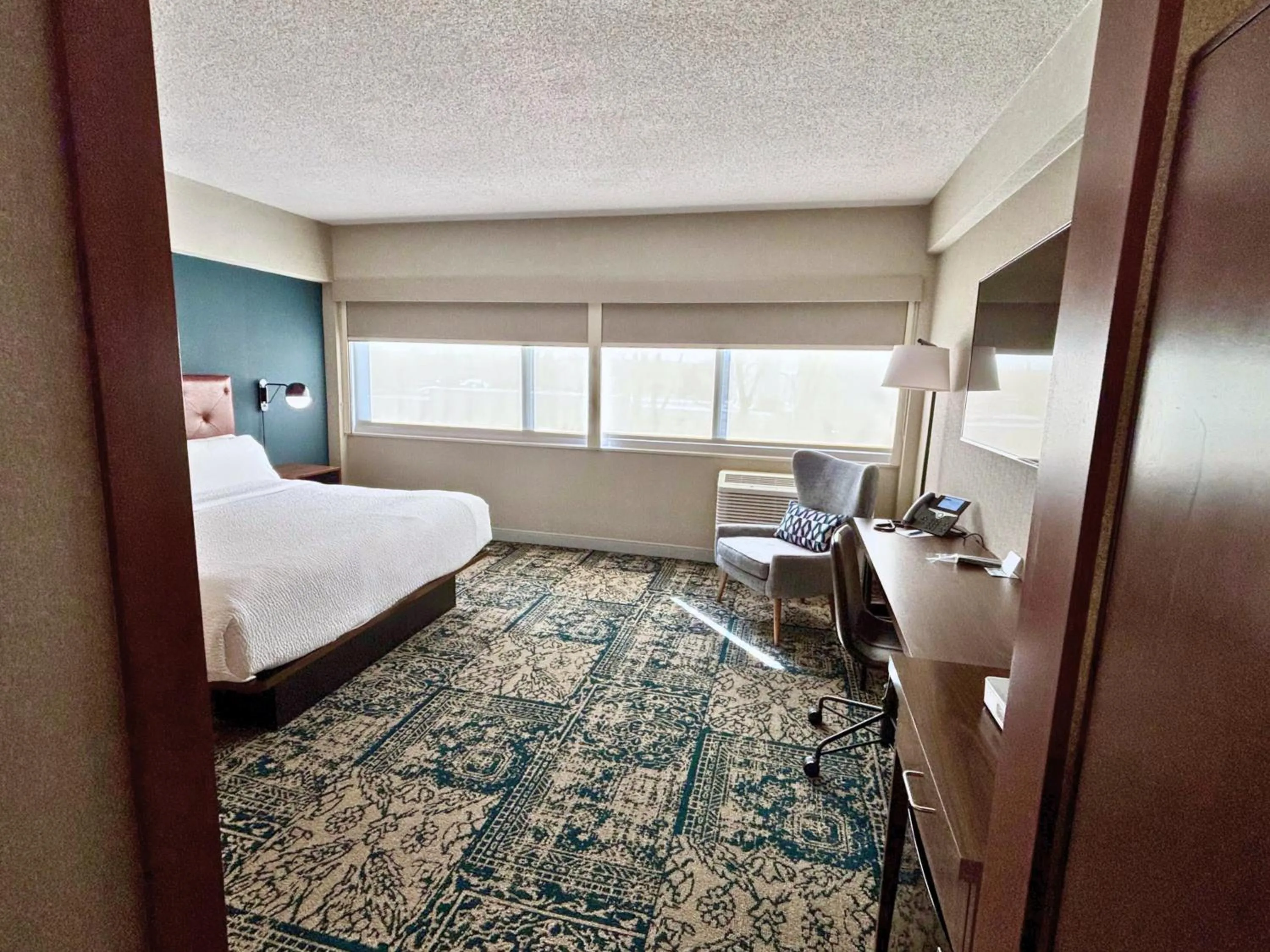 Photo of the whole room, Bed in Four Points by Sheraton Norwood Conference Center