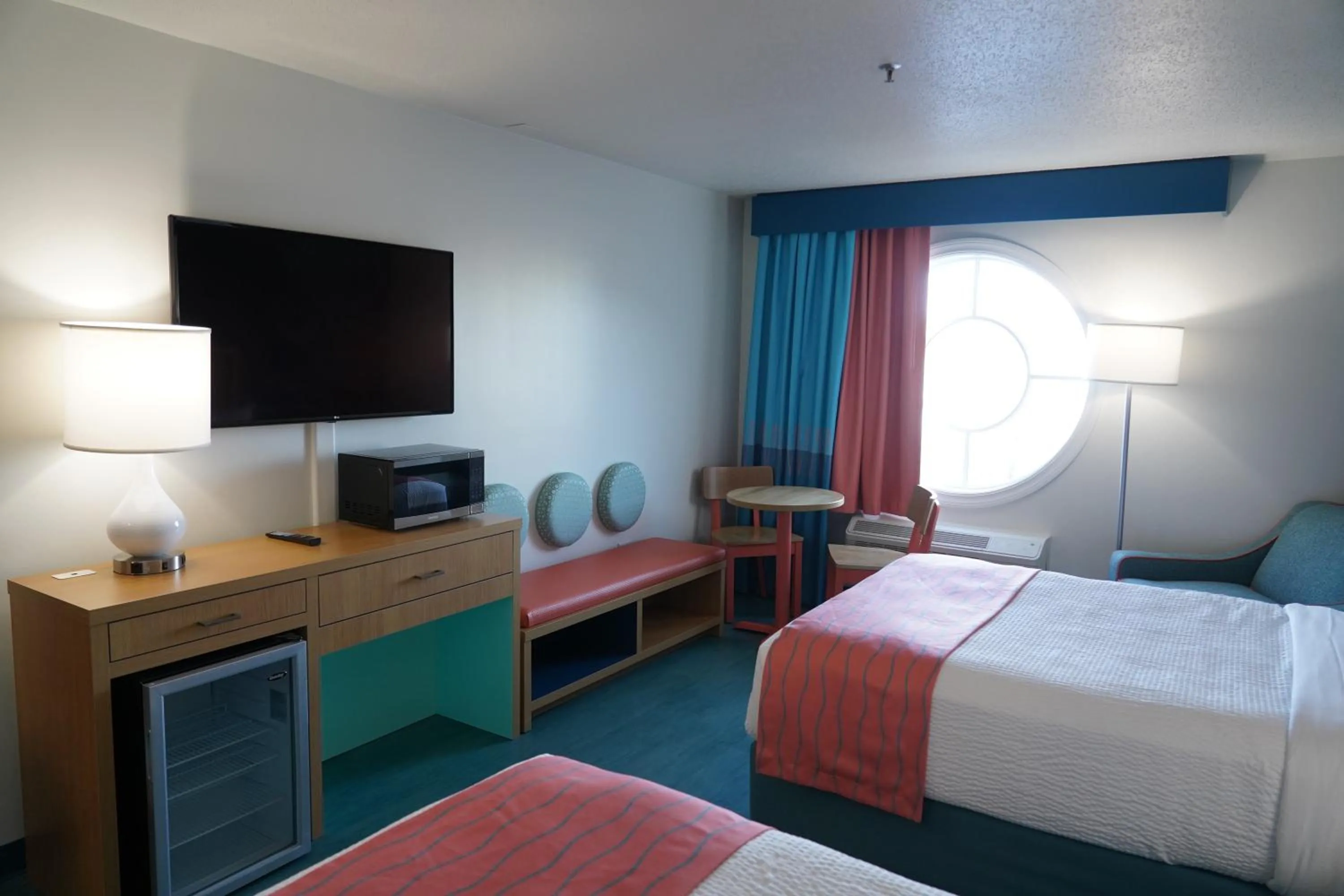 TV and multimedia, Bed in Castaway Bay by Cedar Point Resorts