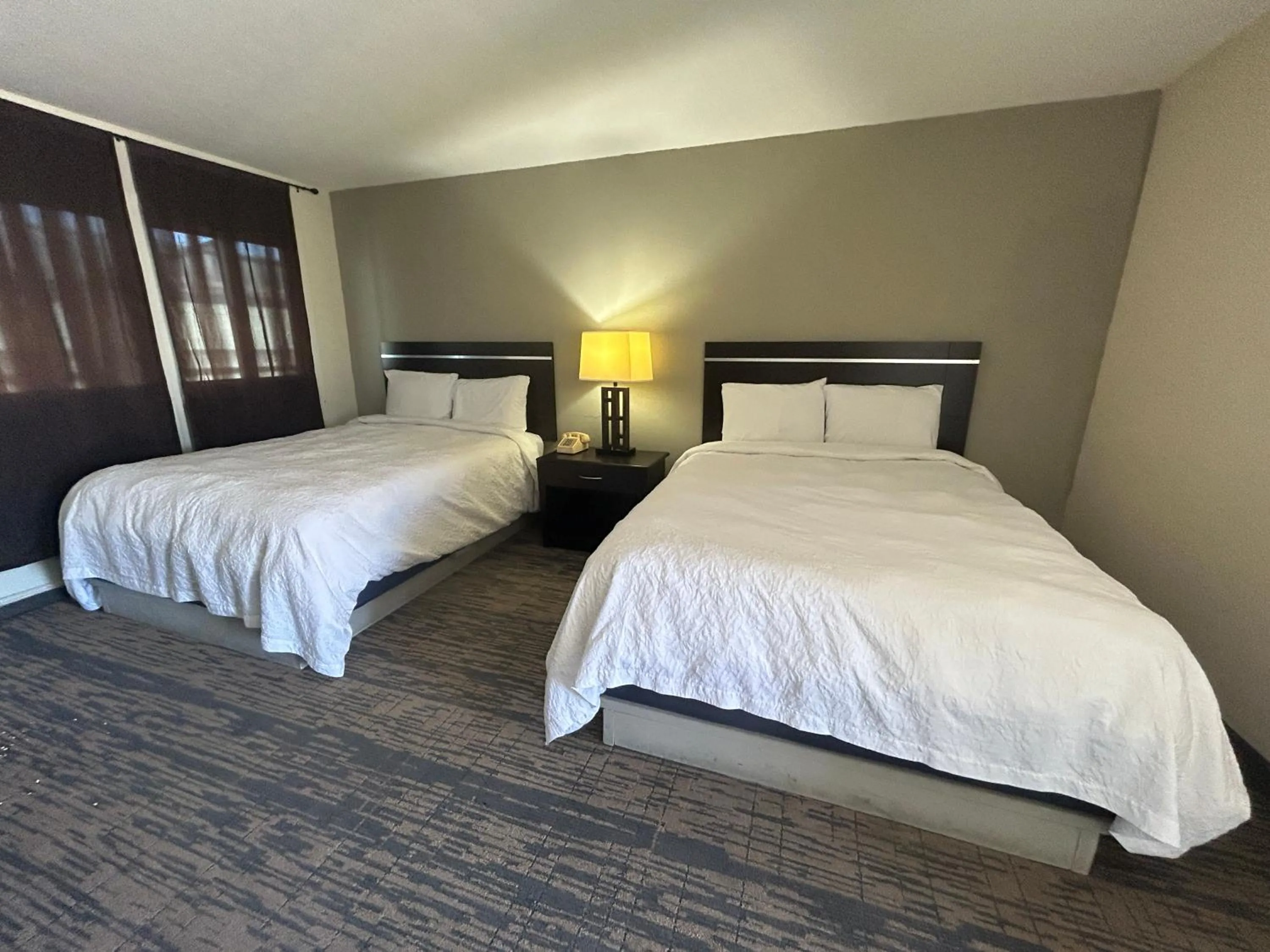Bedroom, Bed in Gateaway Motel Broken Bow NE