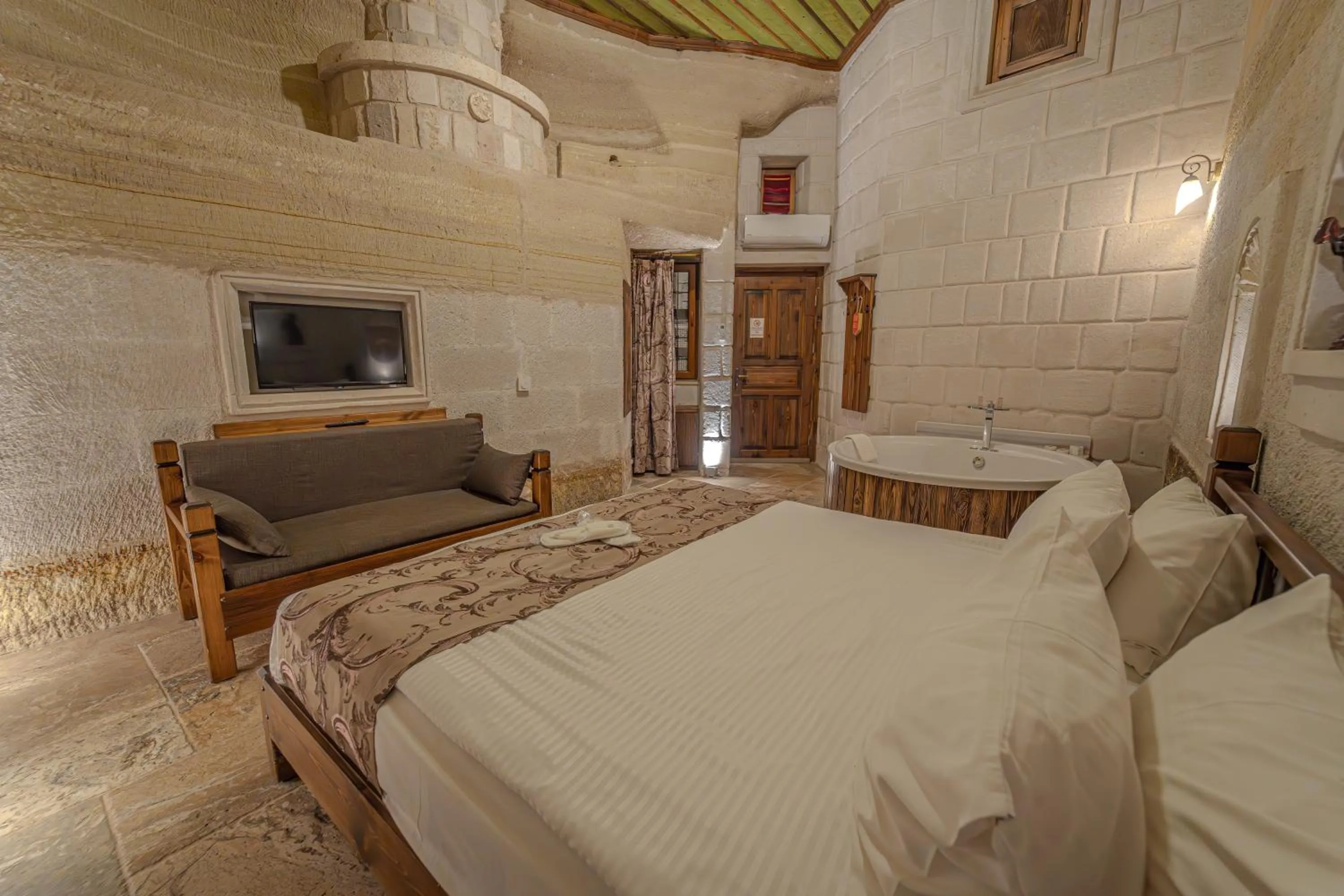 Photo of the whole room, Bed in Zara Cave Hotel