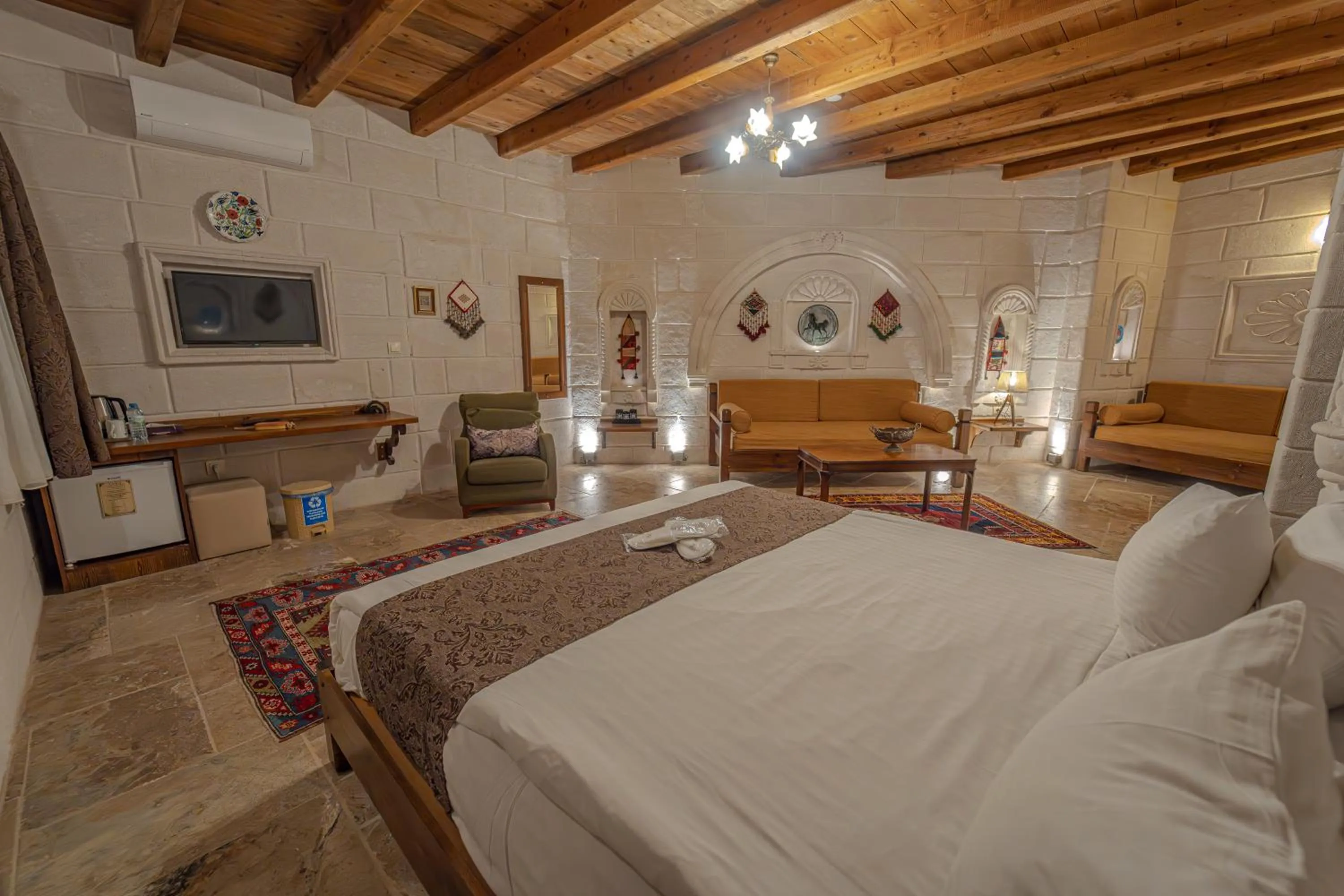 Photo of the whole room, Bed in Zara Cave Hotel