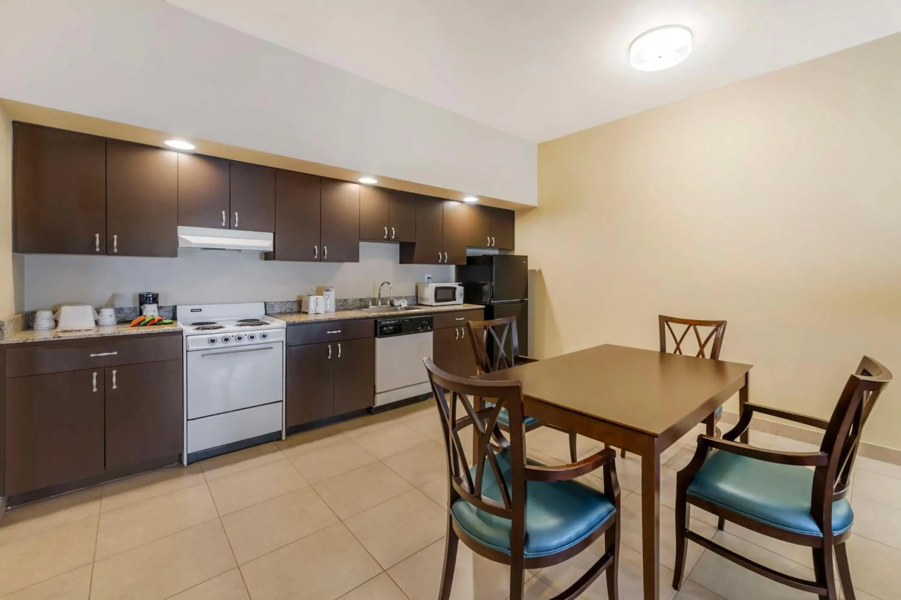 Queen Suite with 2 Queen Beds in Best Western Naples Plaza Hotel Queen Suite with 2 Queen Beds in Best Western Naples Plaza Hotel