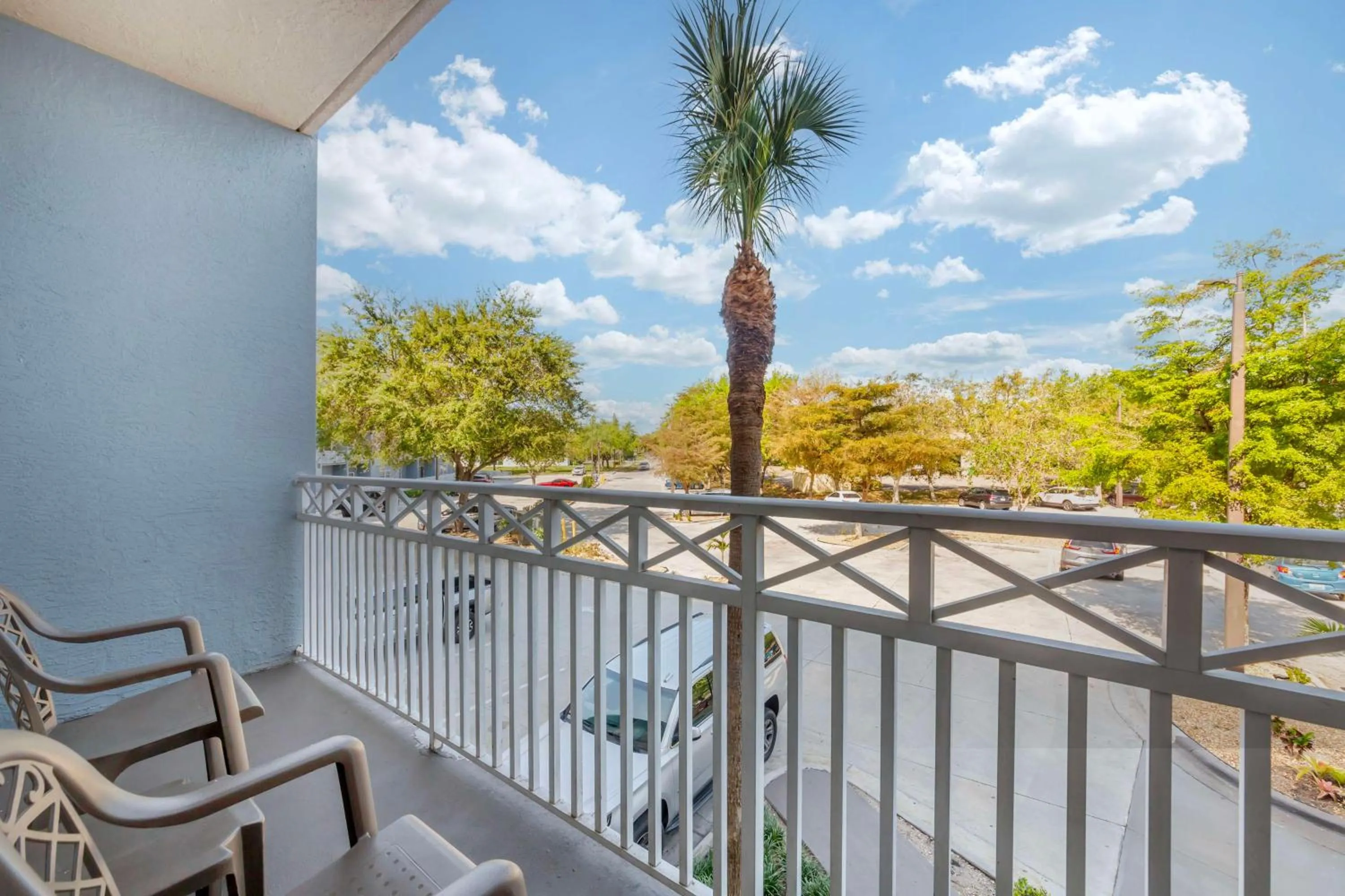 Bedroom in Best Western Naples Plaza Hotel