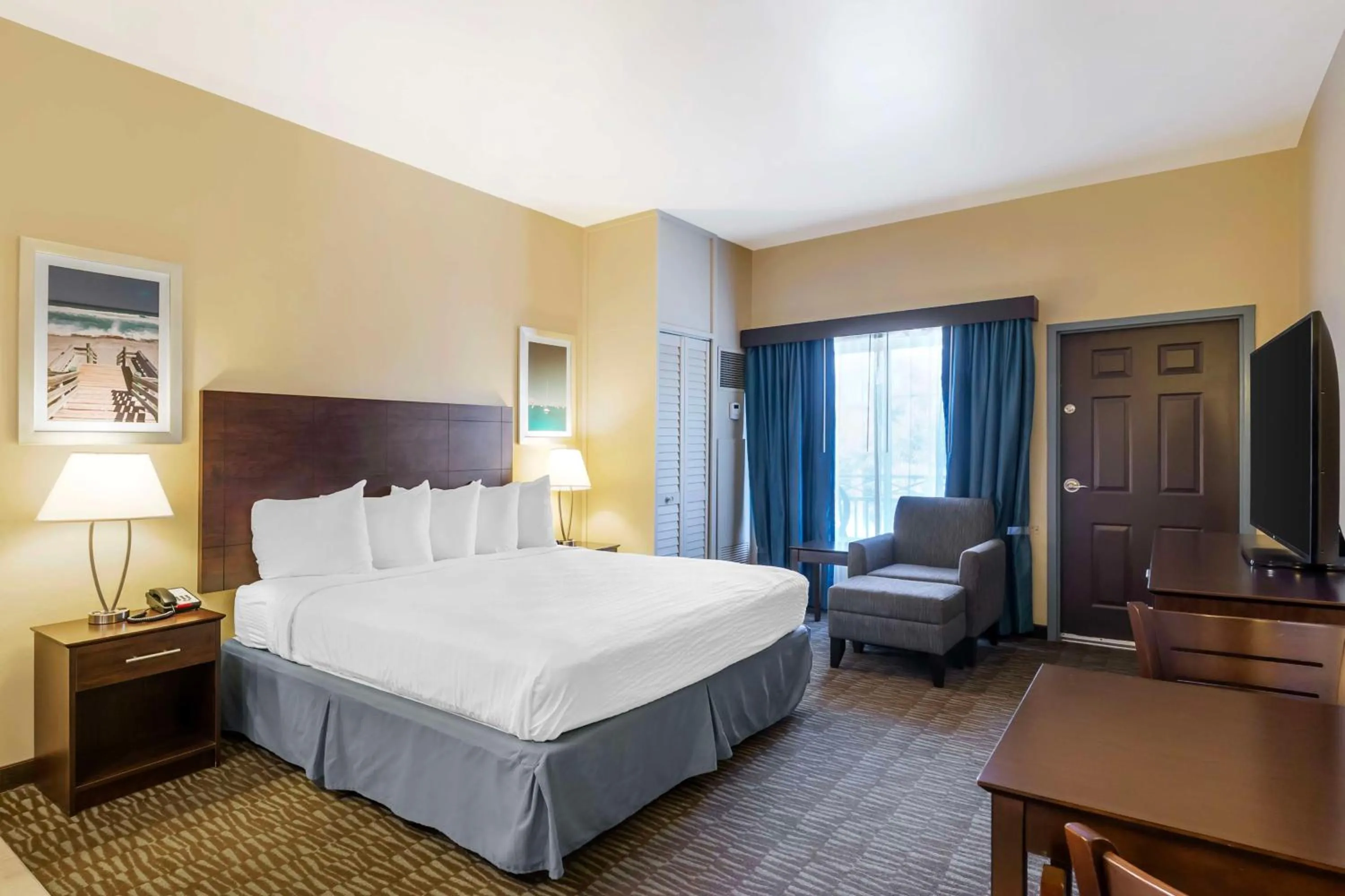 Bedroom, Bed in Best Western Naples Plaza Hotel