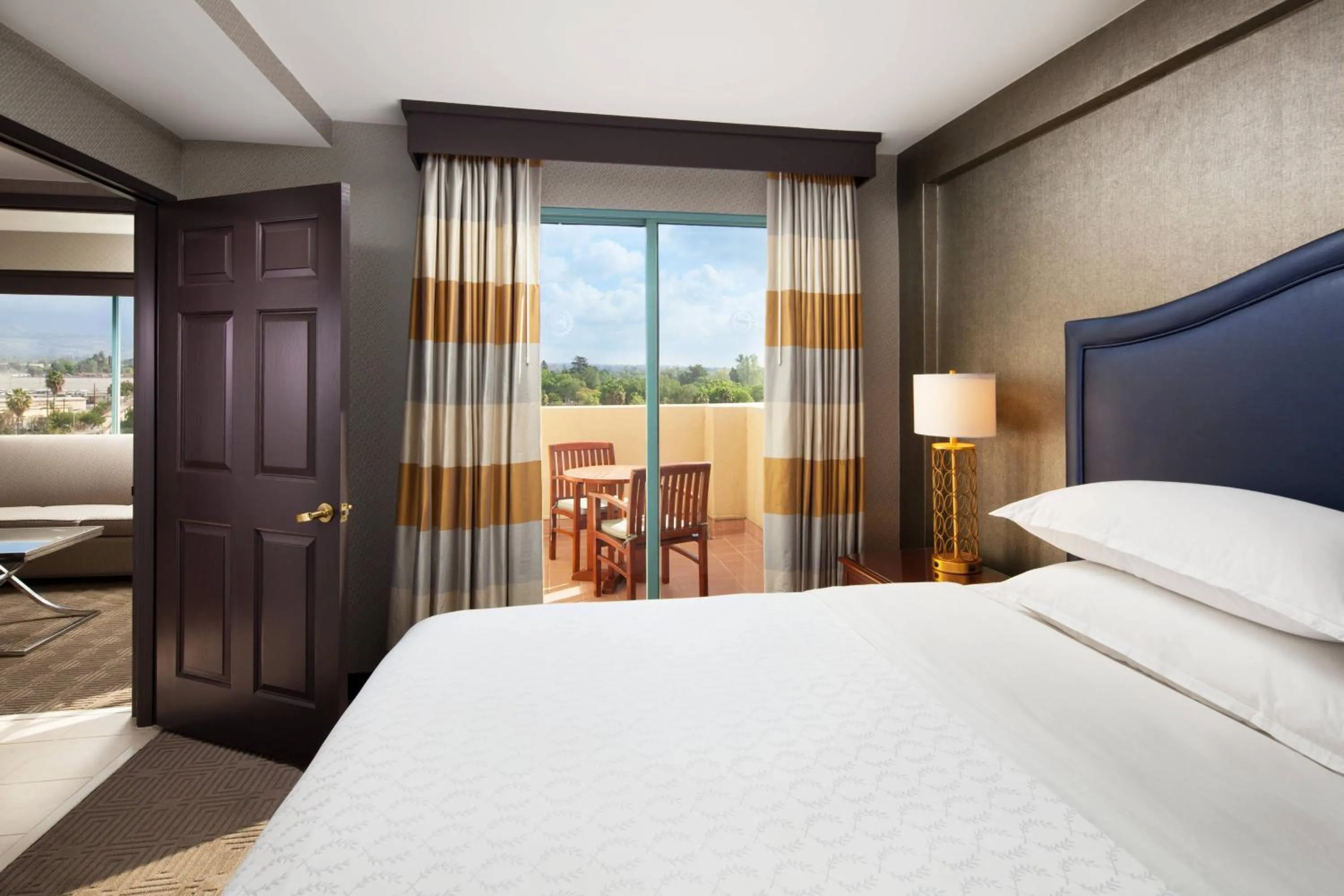 Bedroom, Bed in Sheraton Fairplex Suites & Conference Center