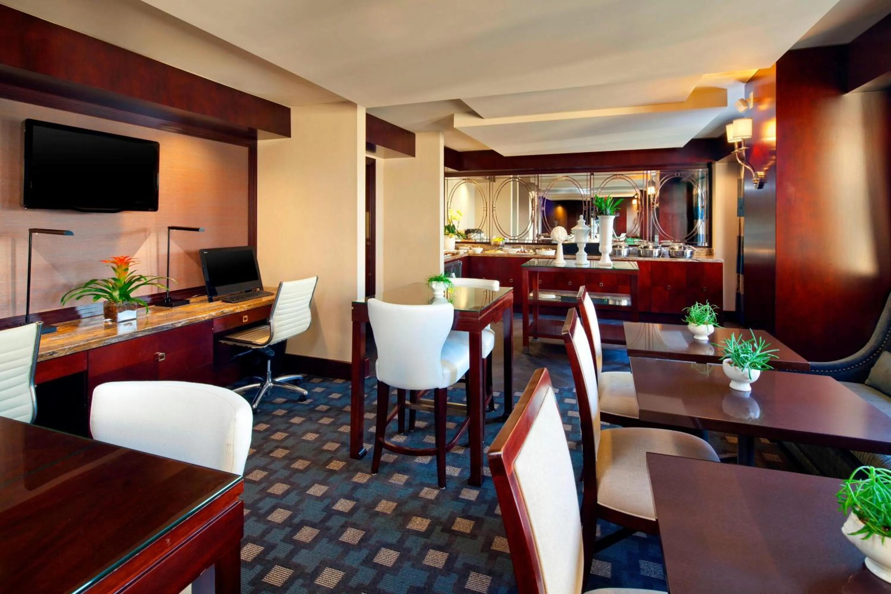Lounge or bar in Sheraton Fairplex Suites & Conference Center