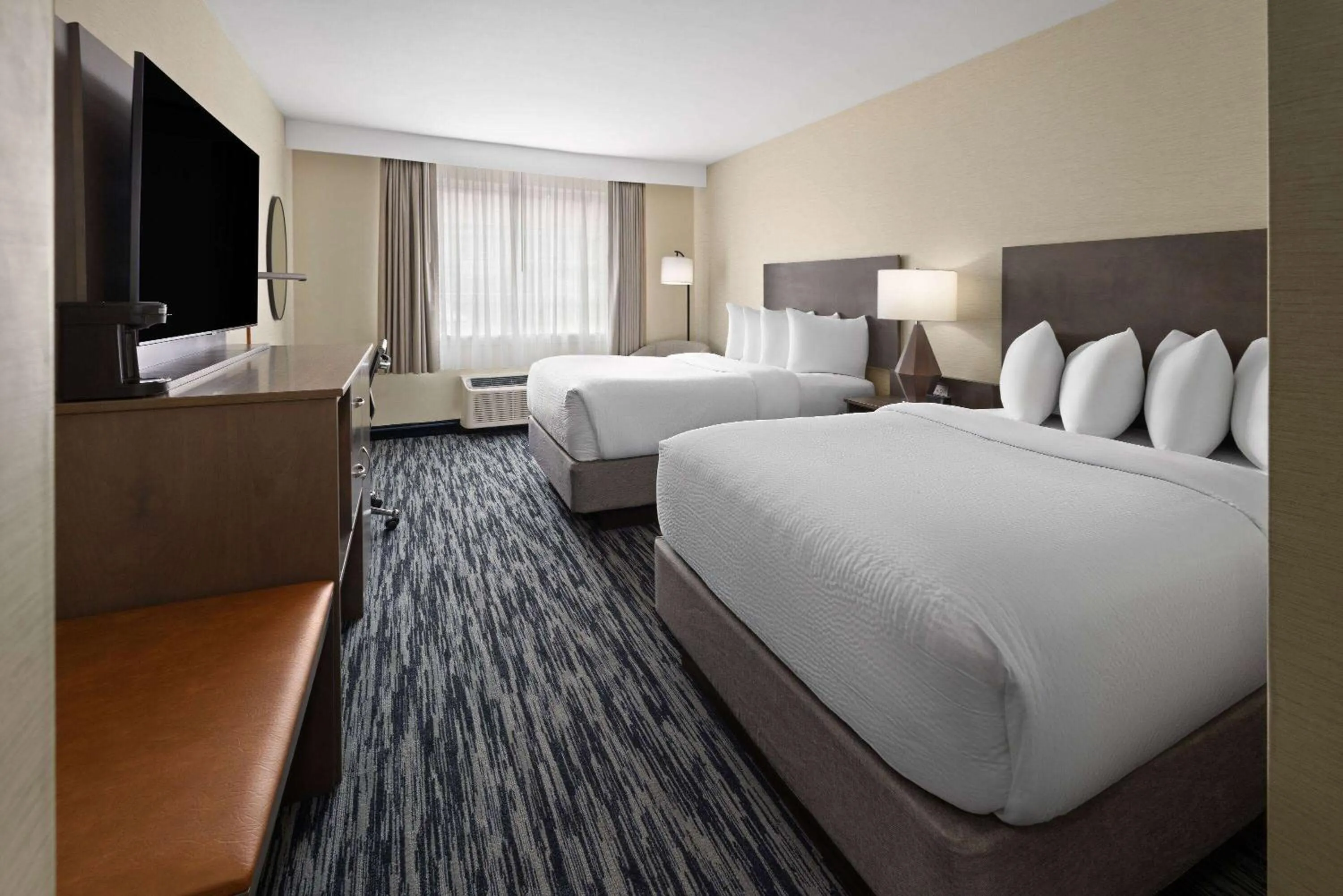Photo of the whole room, Bed in Penn Harris Hotel Harrisburg, Trademark by Wyndham