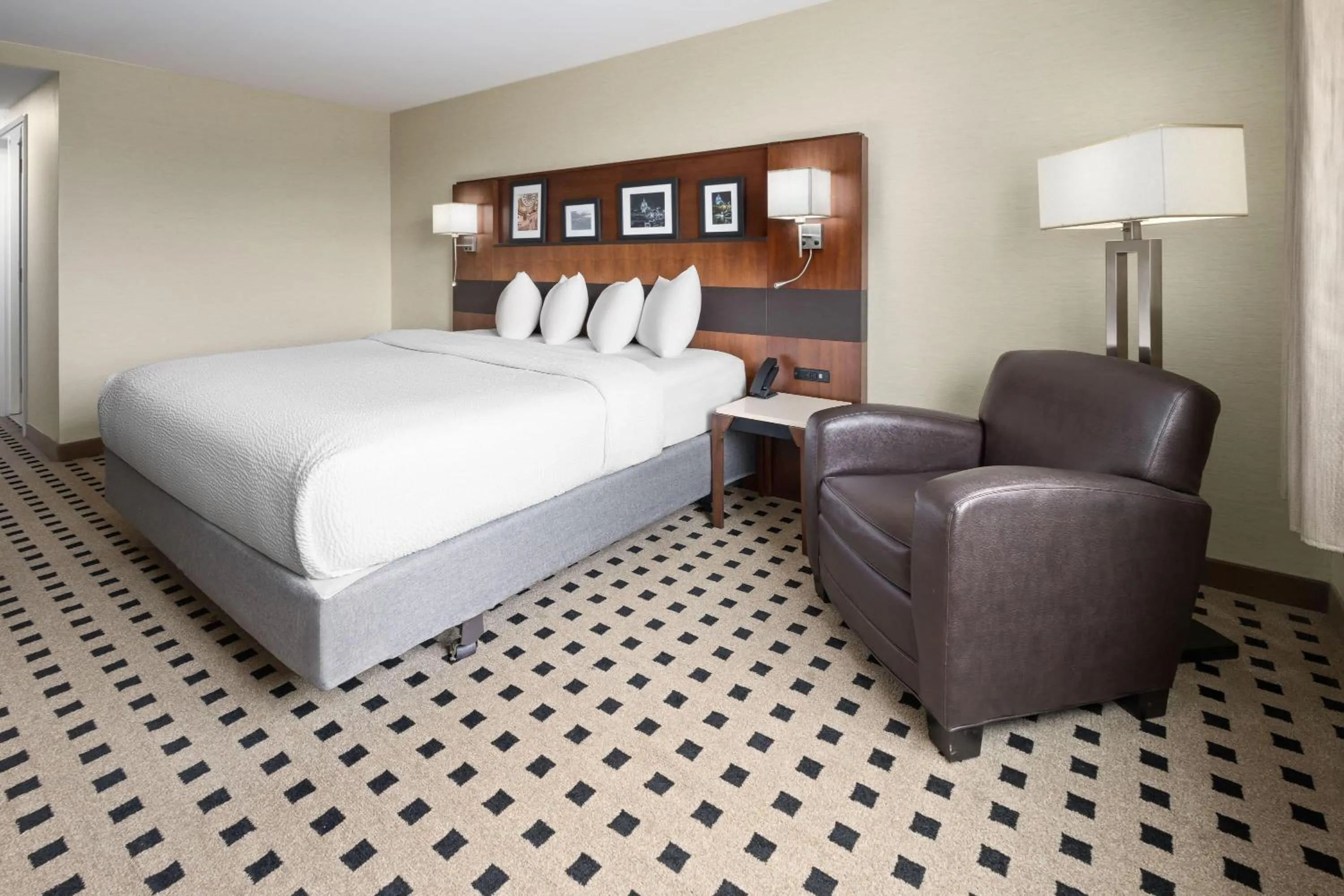 Photo of the whole room, Bed in Penn Harris Hotel Harrisburg, Trademark by Wyndham