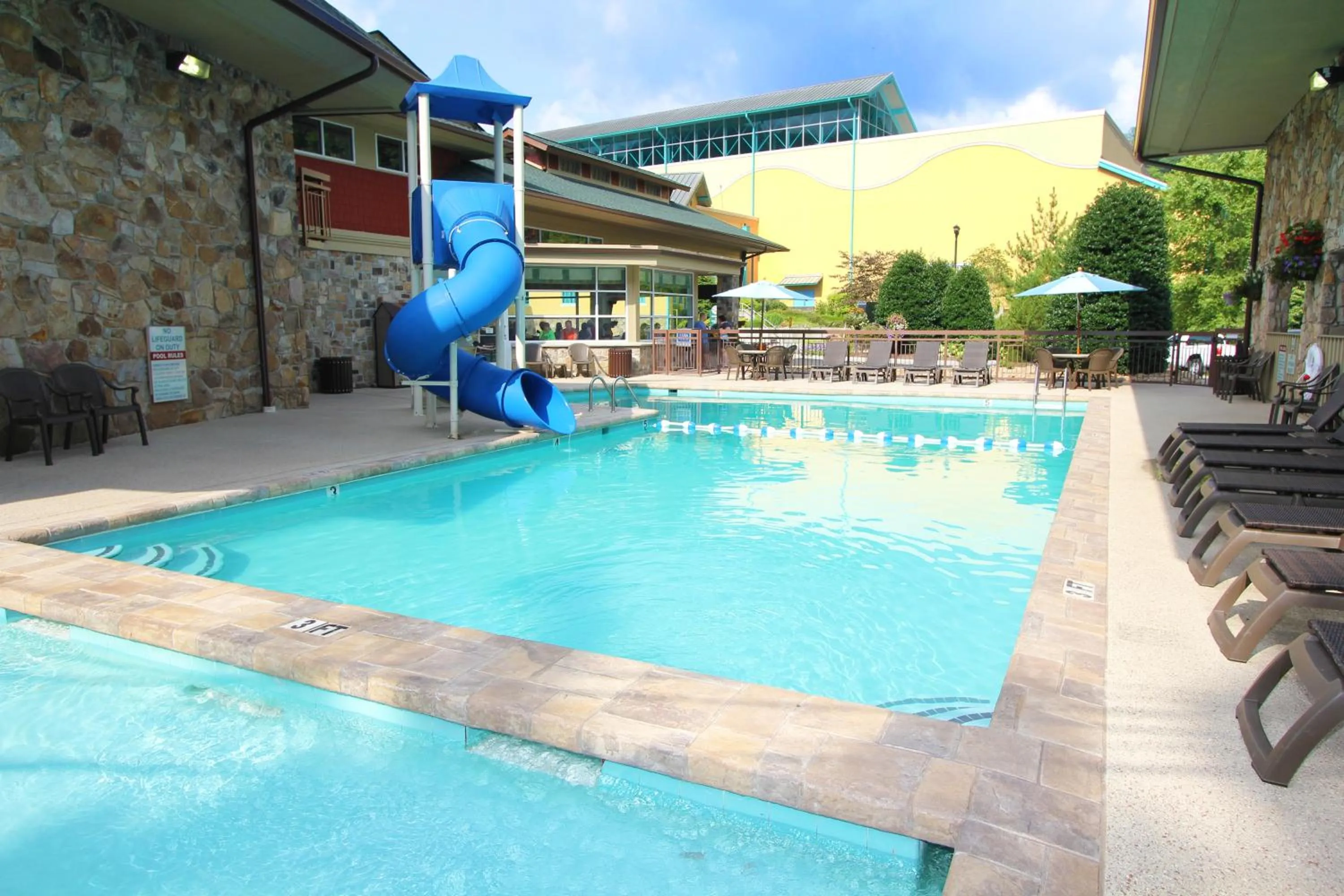 Swimming pool in Greystone Lodge on the River