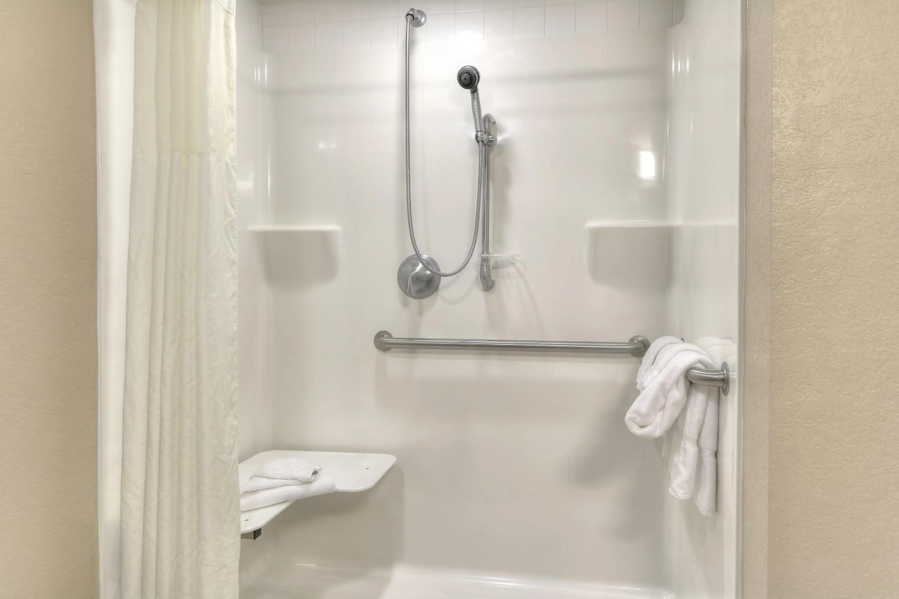 Shower in Greystone Lodge on the River