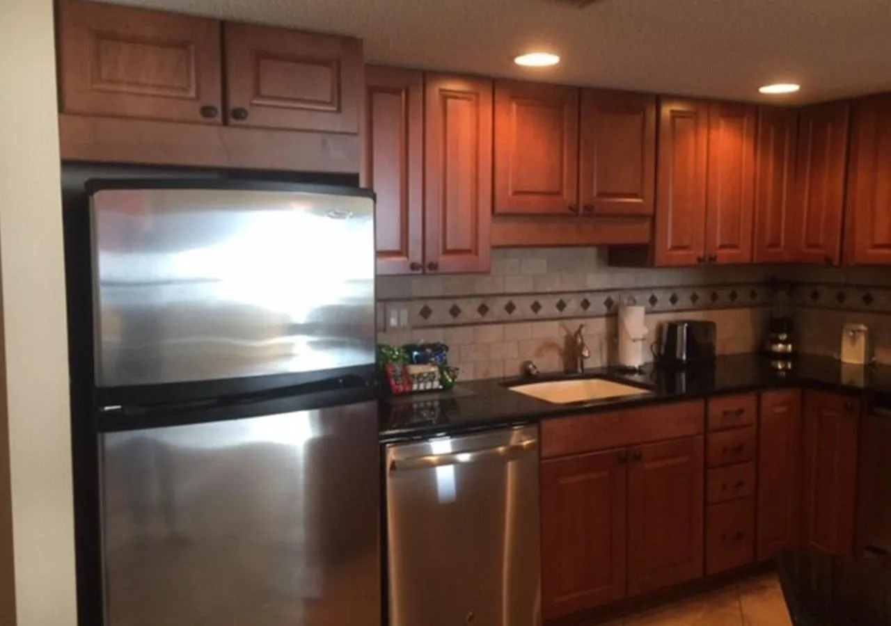 Kitchen or kitchenette in Villas Of Amelia Island