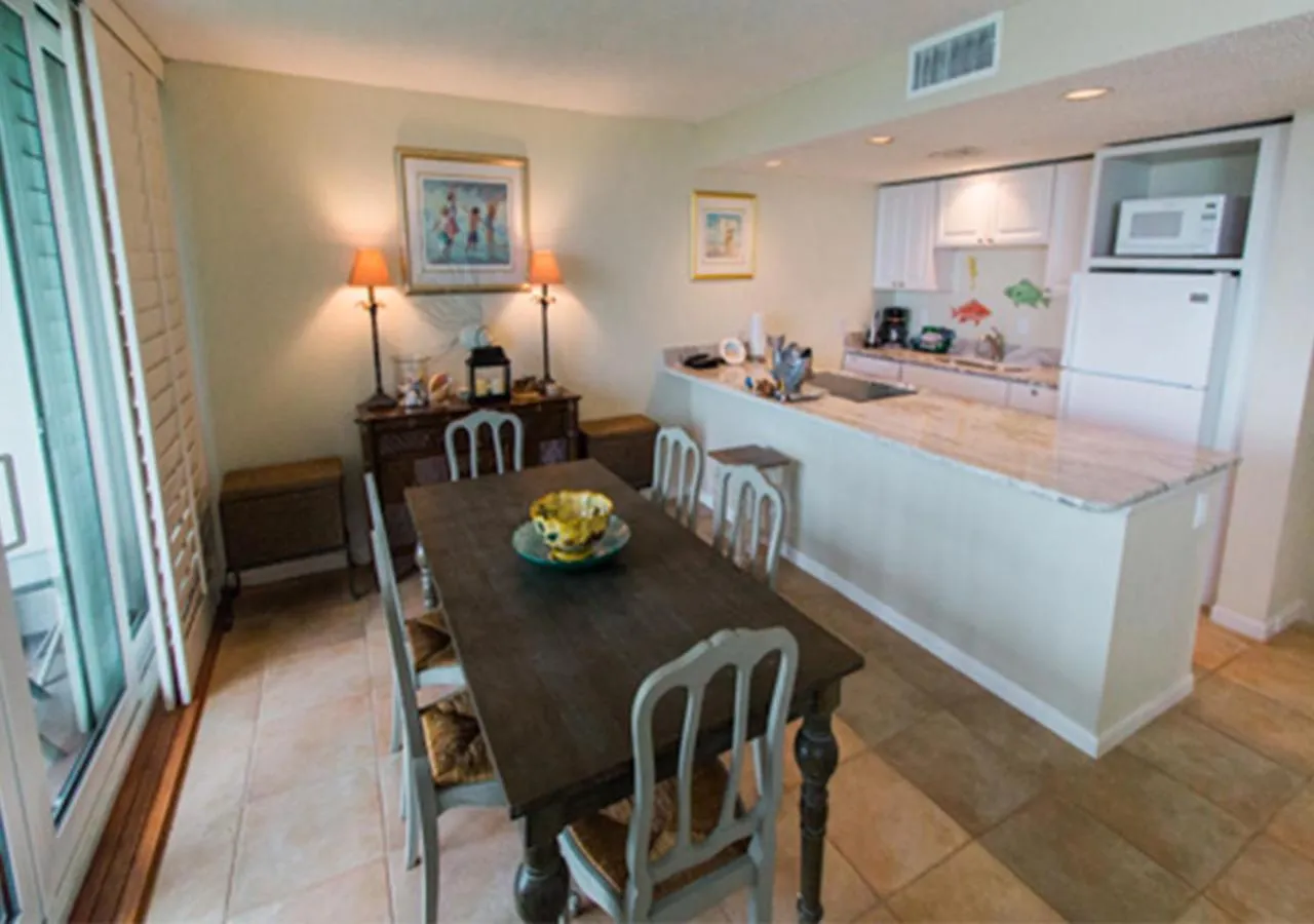 Kitchen or kitchenette in Villas Of Amelia Island