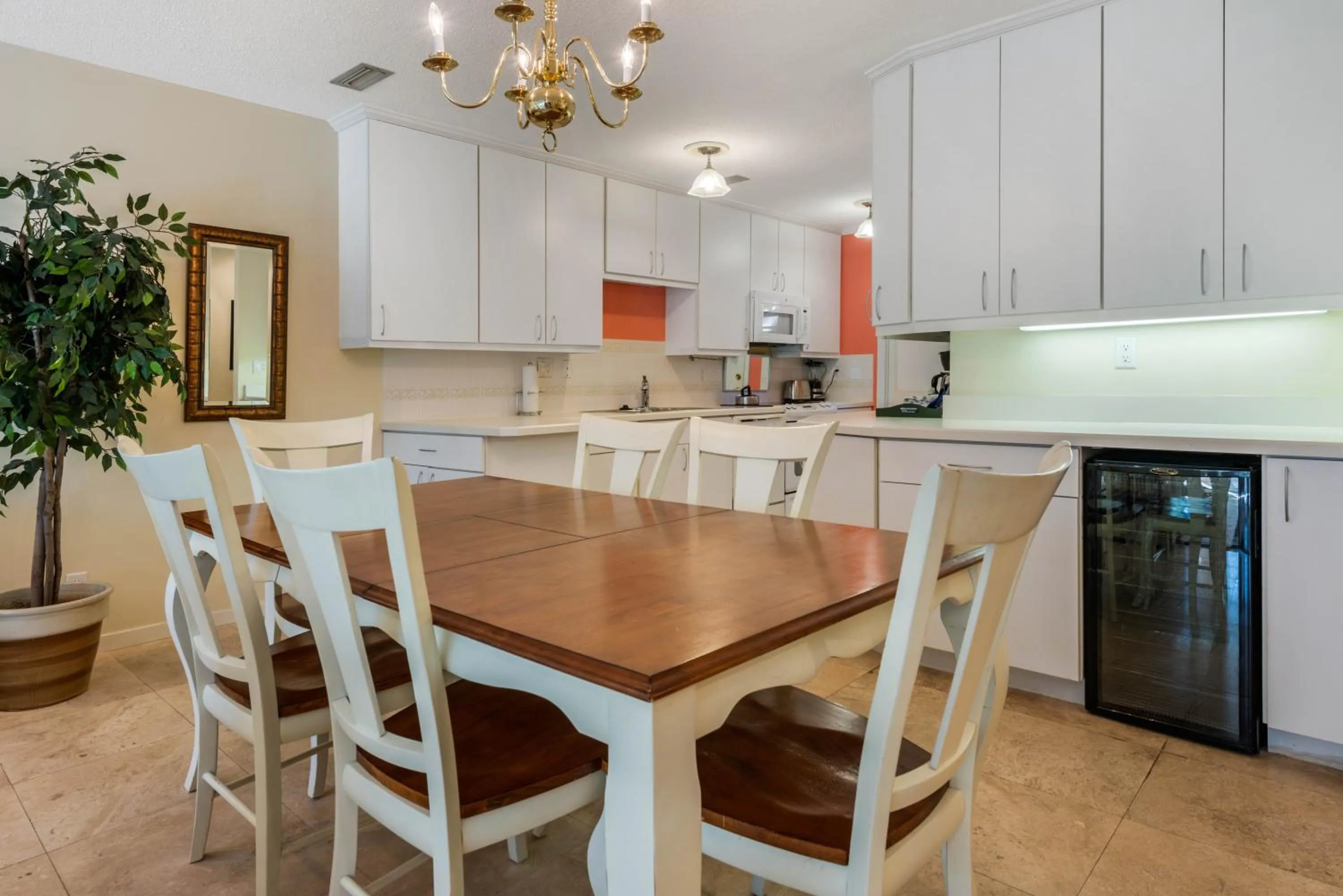 Photo of the whole room in Villas Of Amelia Island