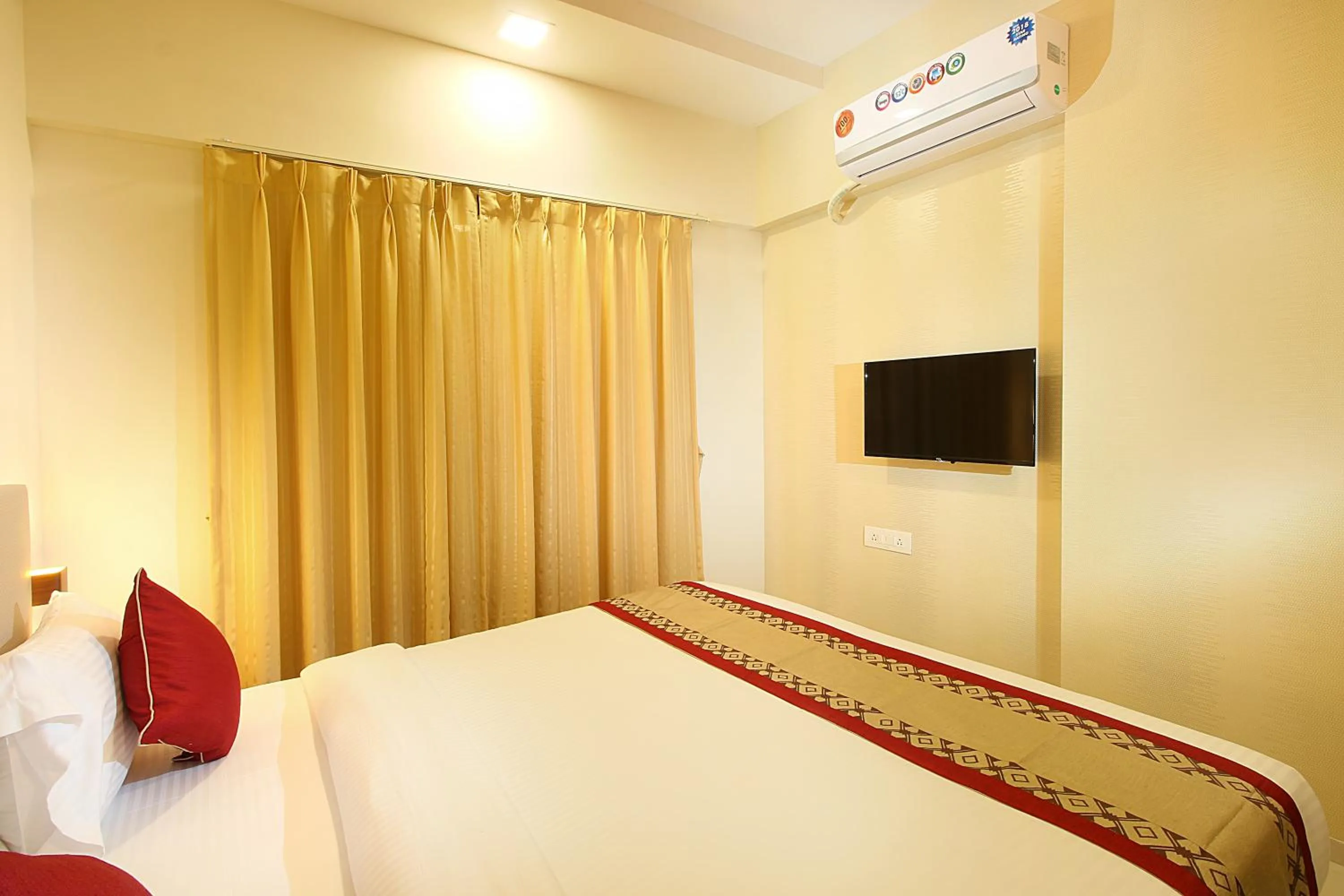 Bed in Mumbai House Luxury Apartments, Santacruz East