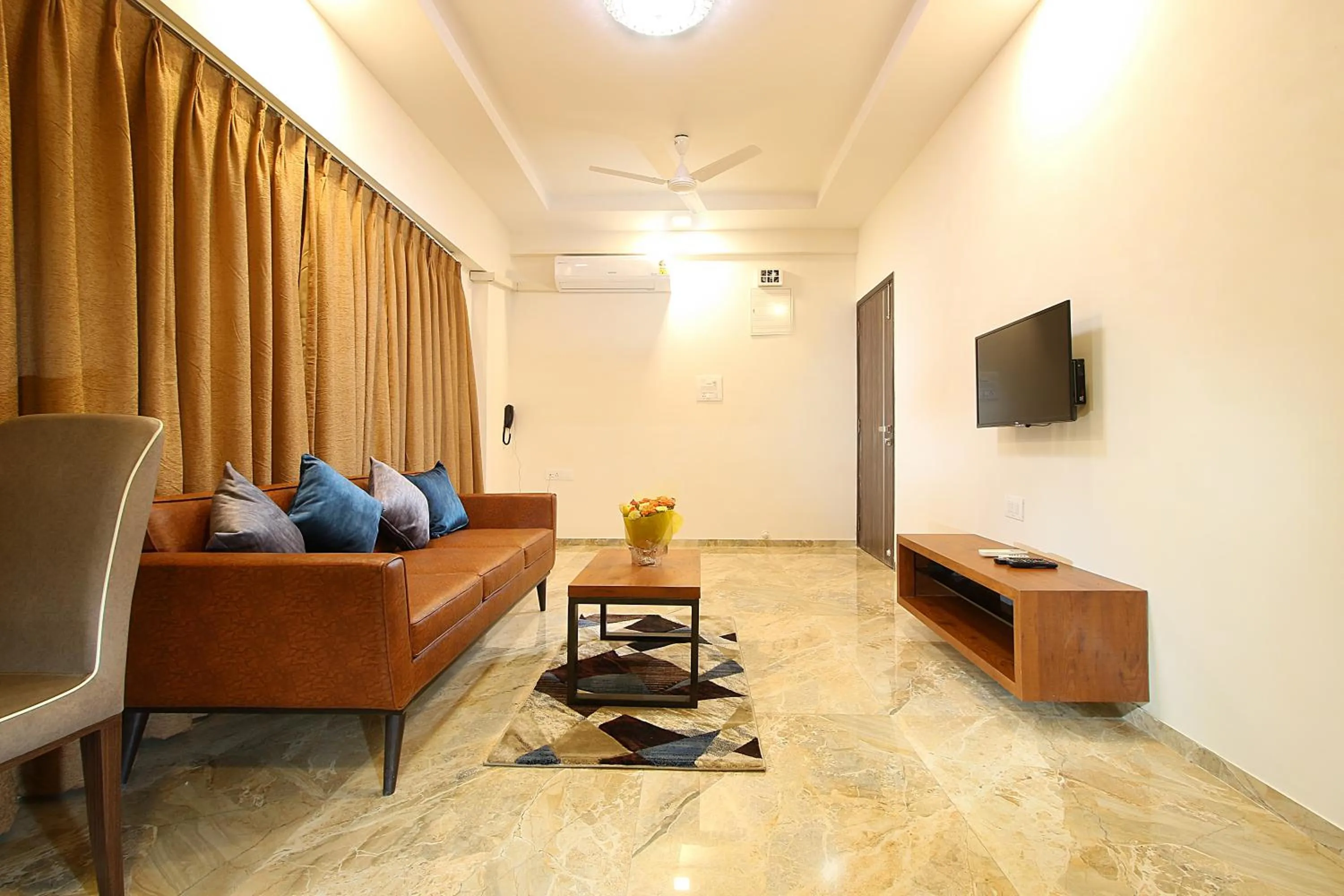 Living room in Mumbai House Luxury Apartments, Santacruz East
