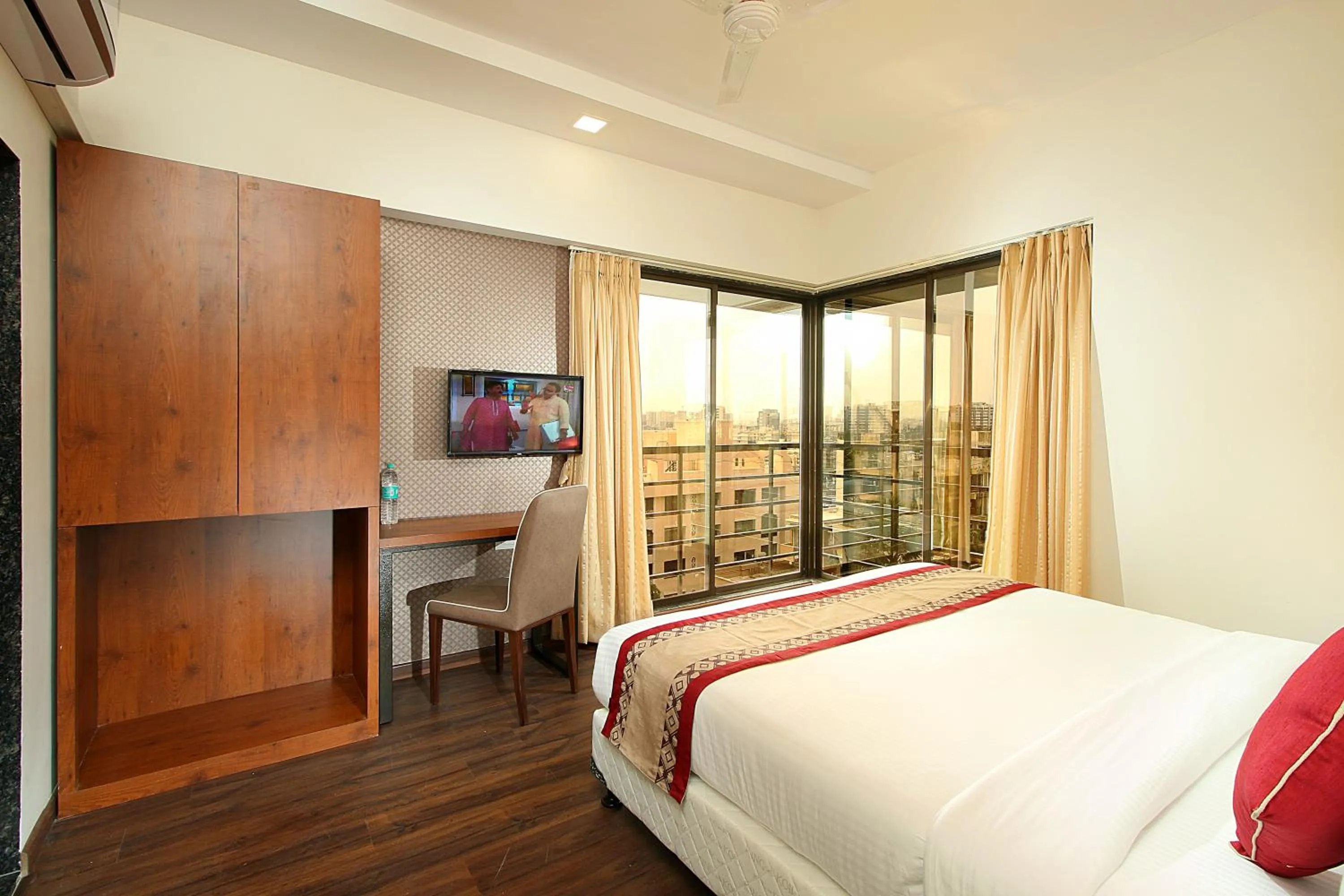 Photo of the whole room, Bed in Mumbai House Luxury Apartments, Santacruz East