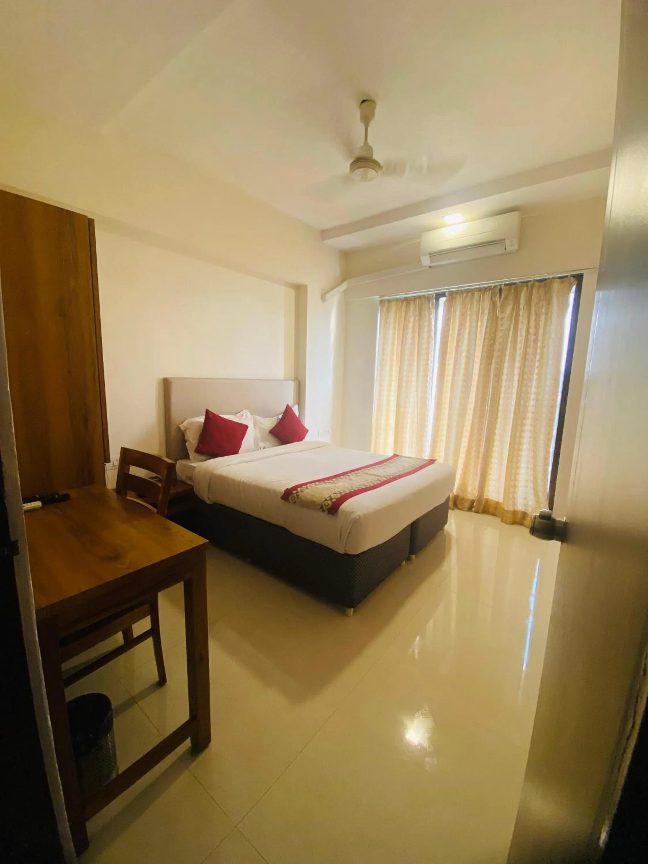 Property building, Bed in Mumbai House Luxury Apartments, Santacruz East