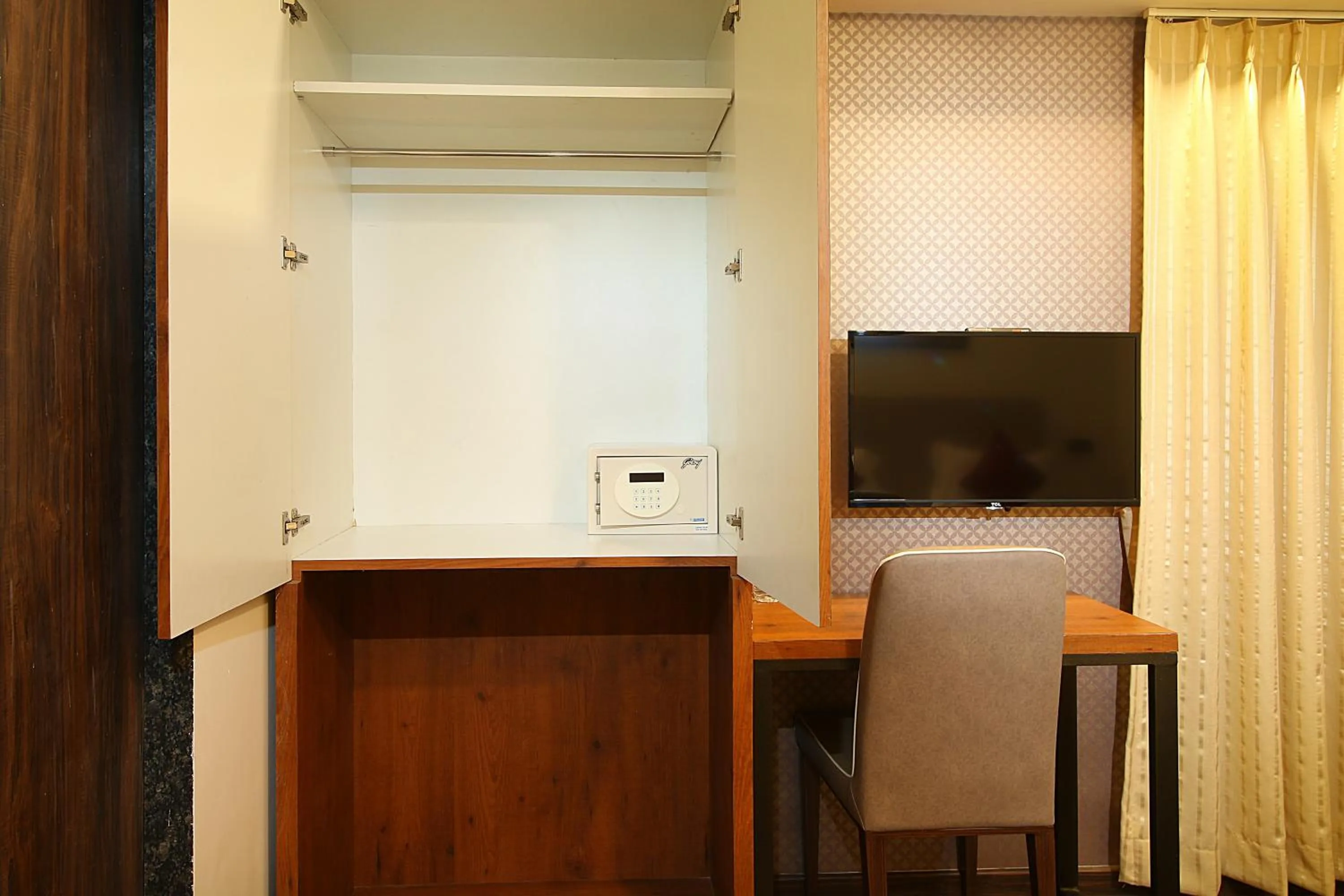 TV and multimedia in Mumbai House Luxury Apartments, Santacruz East