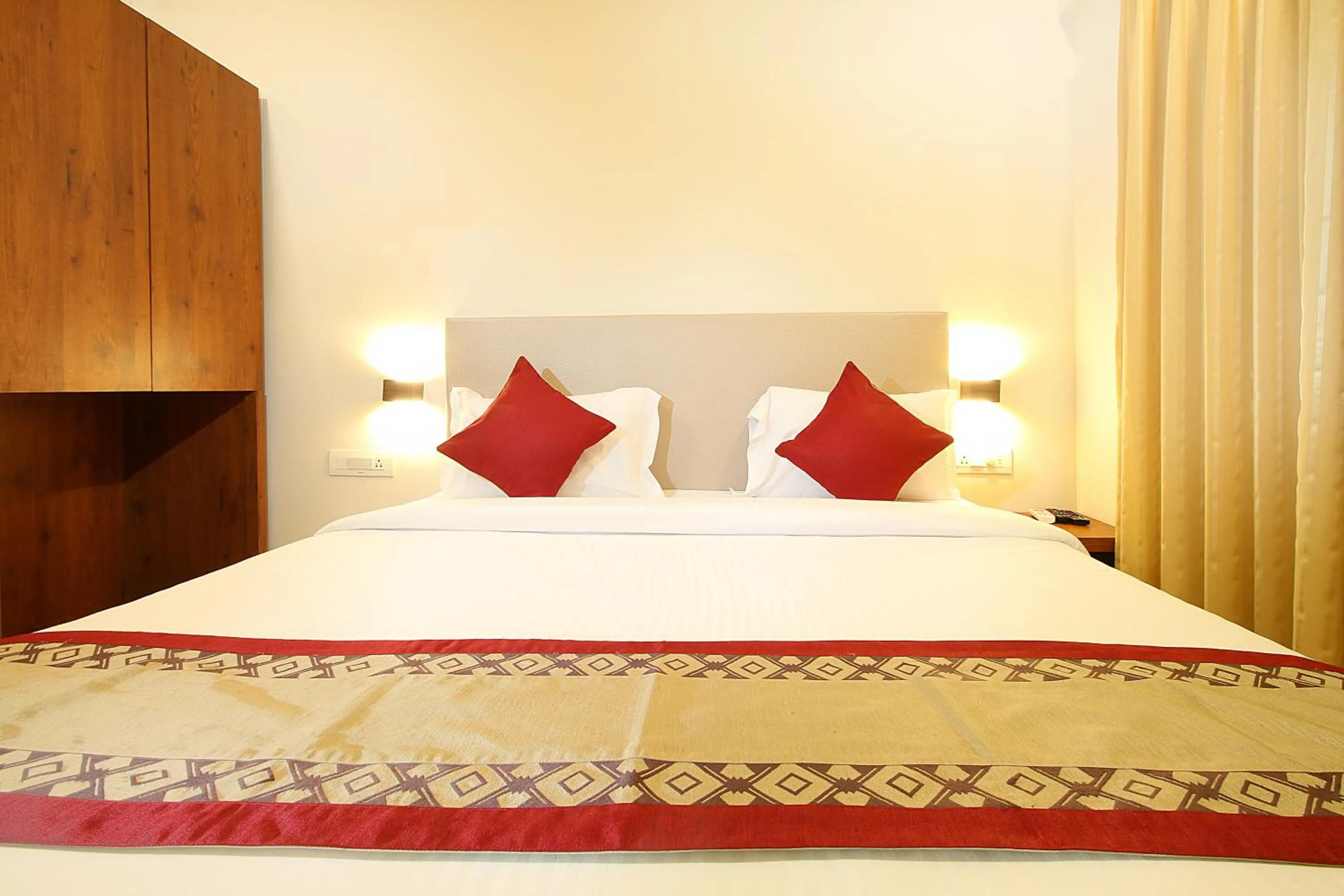 Bed in Mumbai House Luxury Apartments, Santacruz East