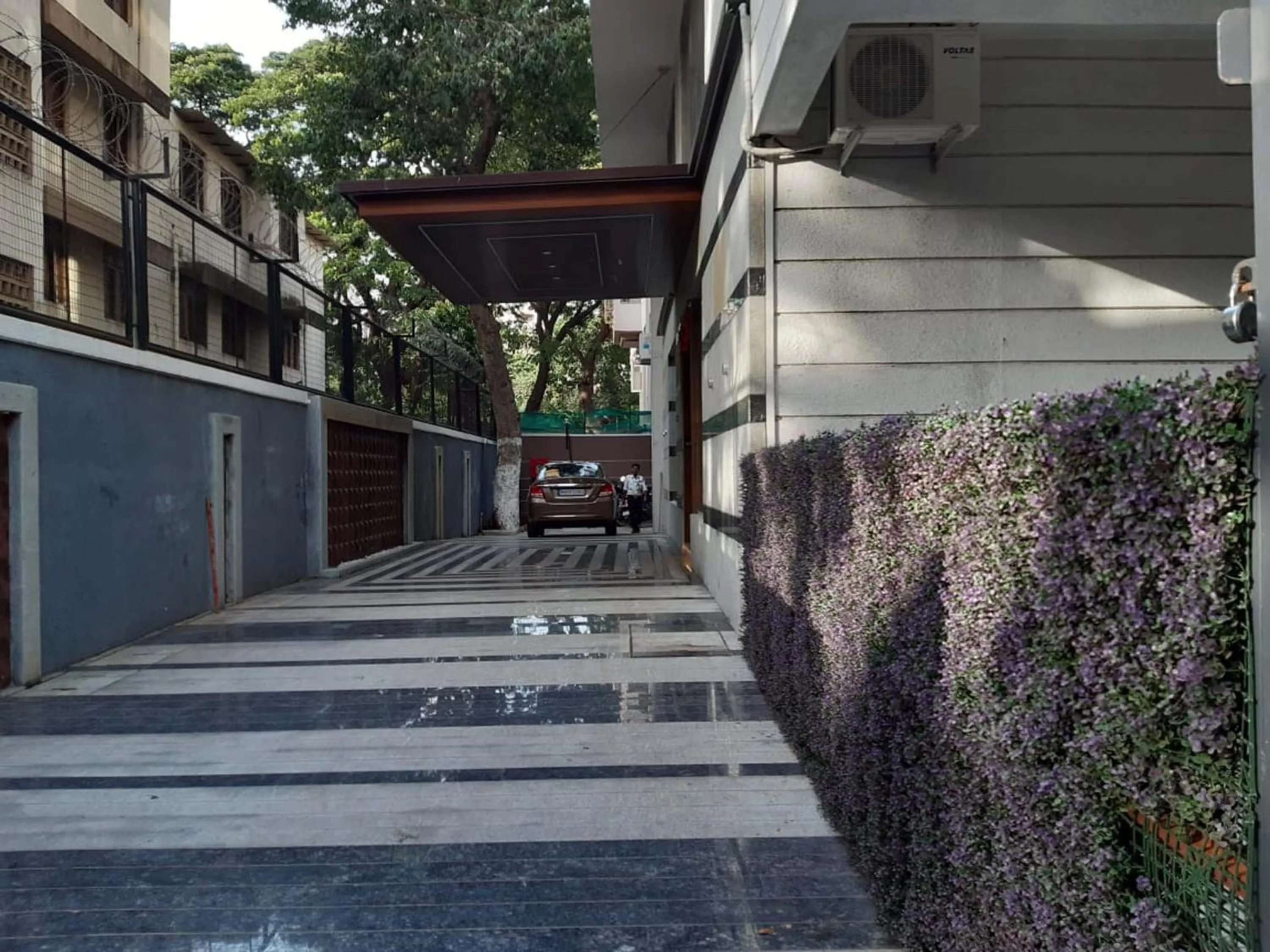 Facade/entrance in Mumbai House Luxury Apartments, Santacruz East