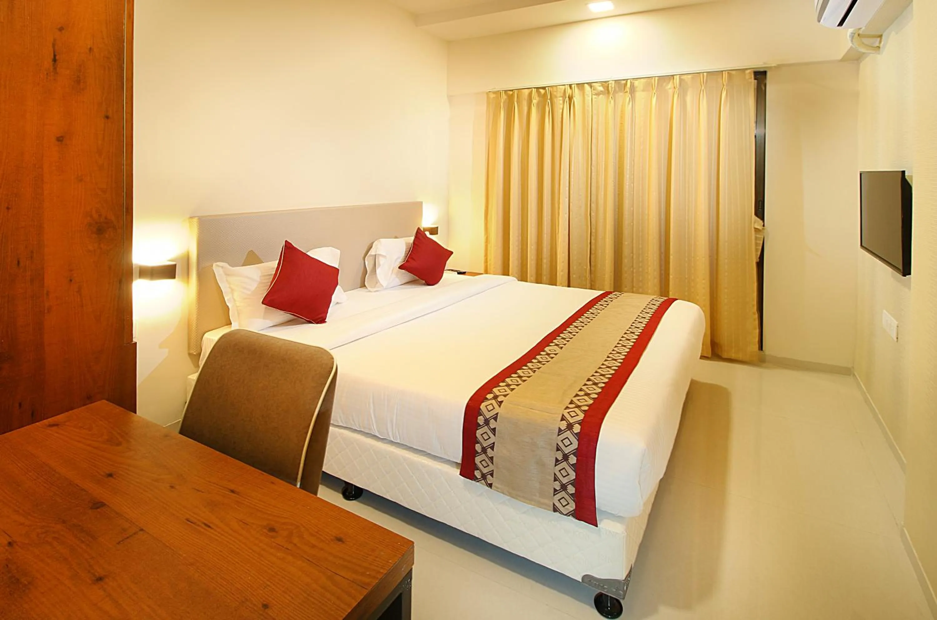 Bed in Mumbai House Luxury Apartments, Santacruz East