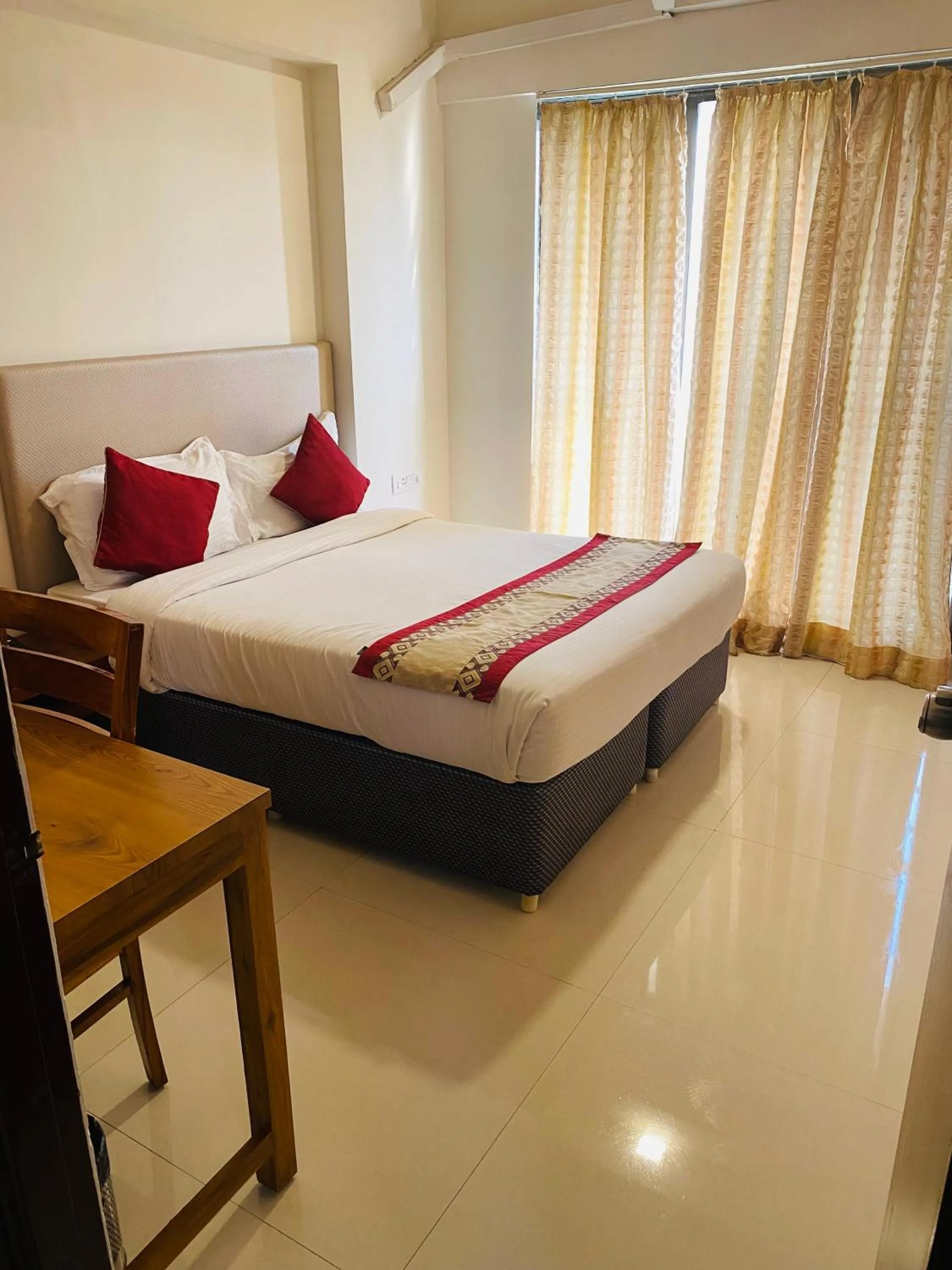 Property building, Bed in Mumbai House Luxury Apartments, Santacruz East