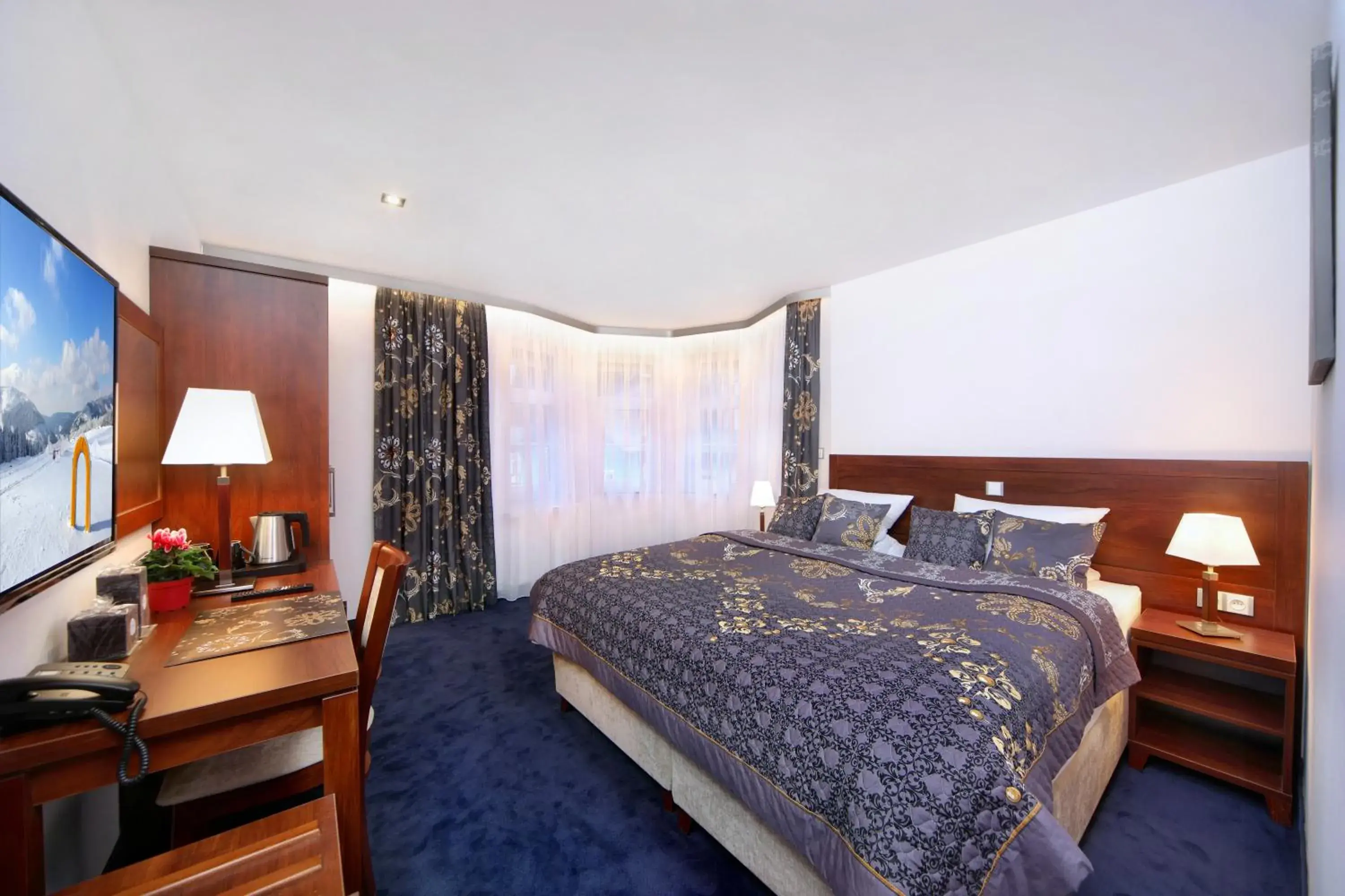 Deluxe Double Room with Extra Bed in Hotel Central 1920 Deluxe Double Room with Extra Bed in Hotel Central 1920