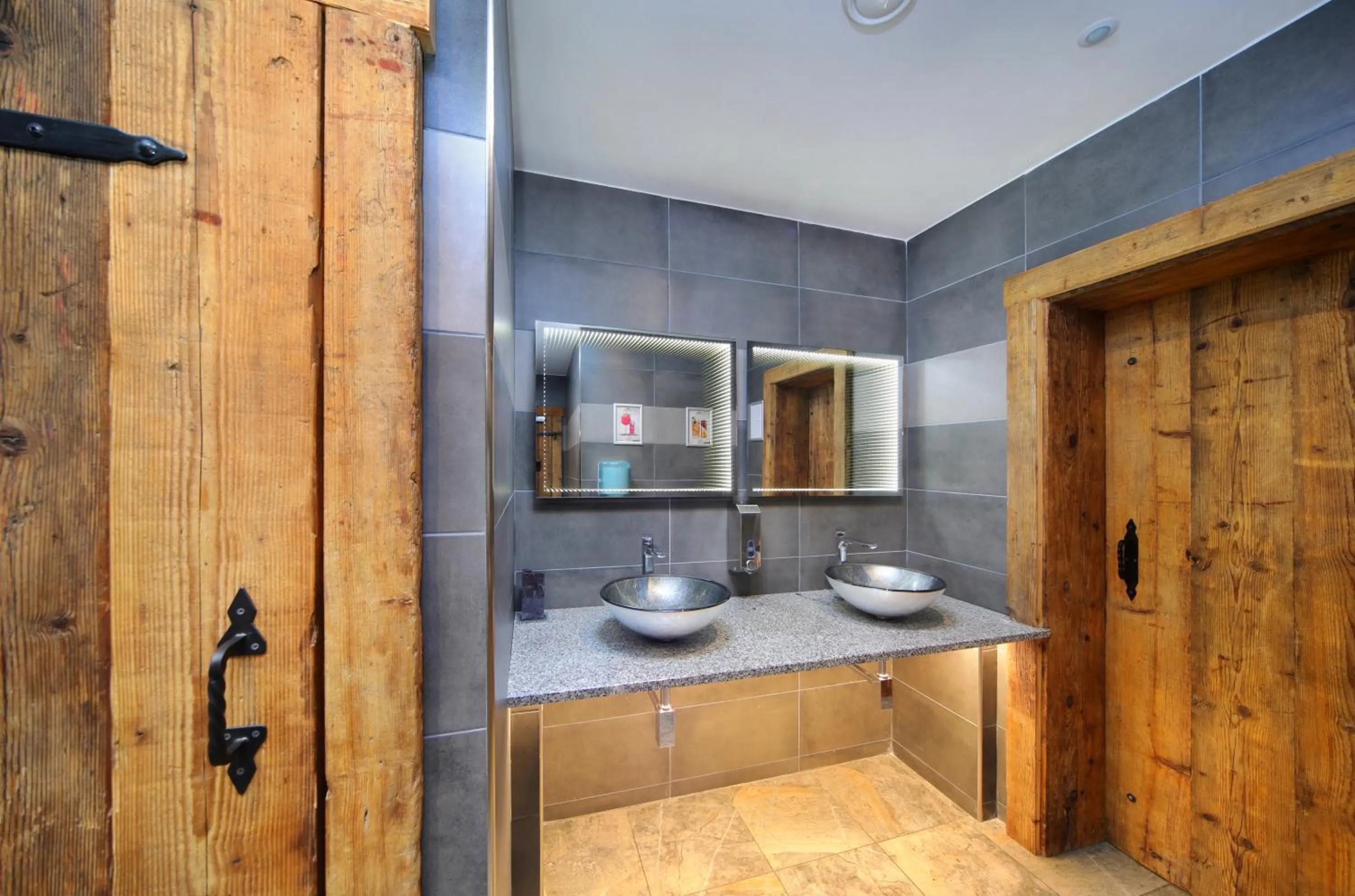 On-site shops in Hotel Central 1920