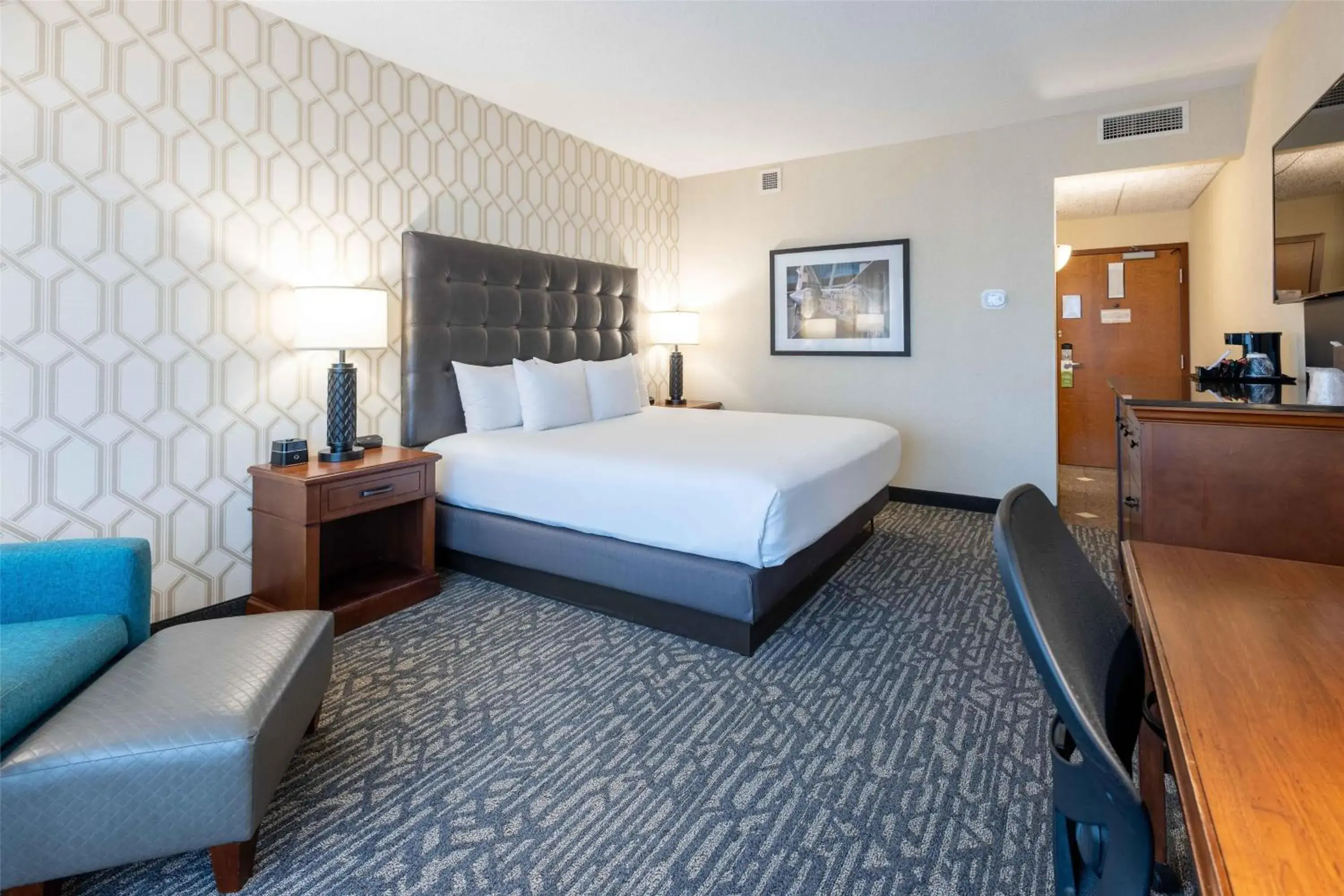 Deluxe King Room - Accessible, Tub in Drury Plaza Hotel St. Louis Chesterfield Deluxe King Room - Accessible, Tub in Drury Plaza Hotel St. Louis Chesterfield