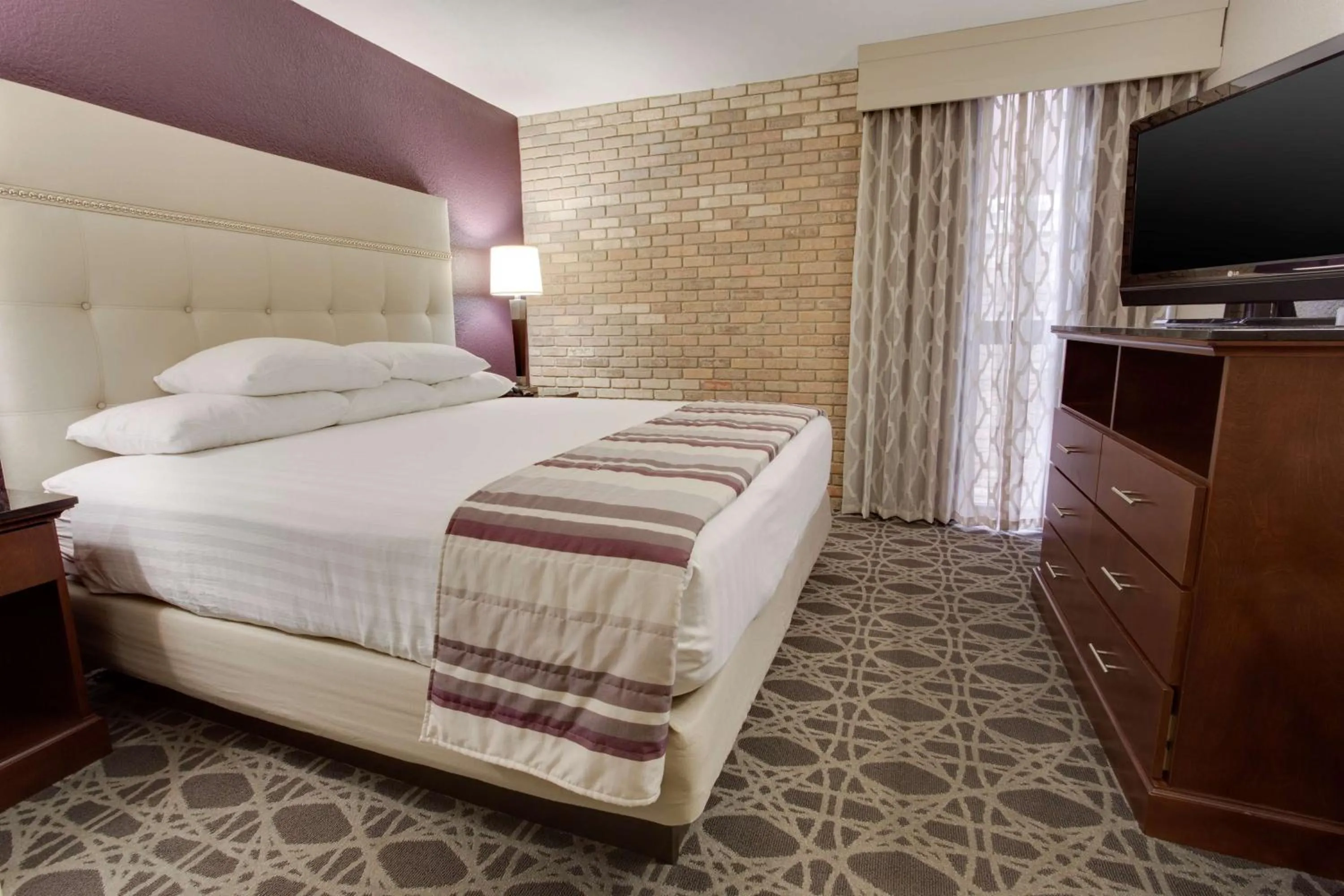 Photo of the whole room, Bed in Drury Plaza Hotel San Antonio Airport